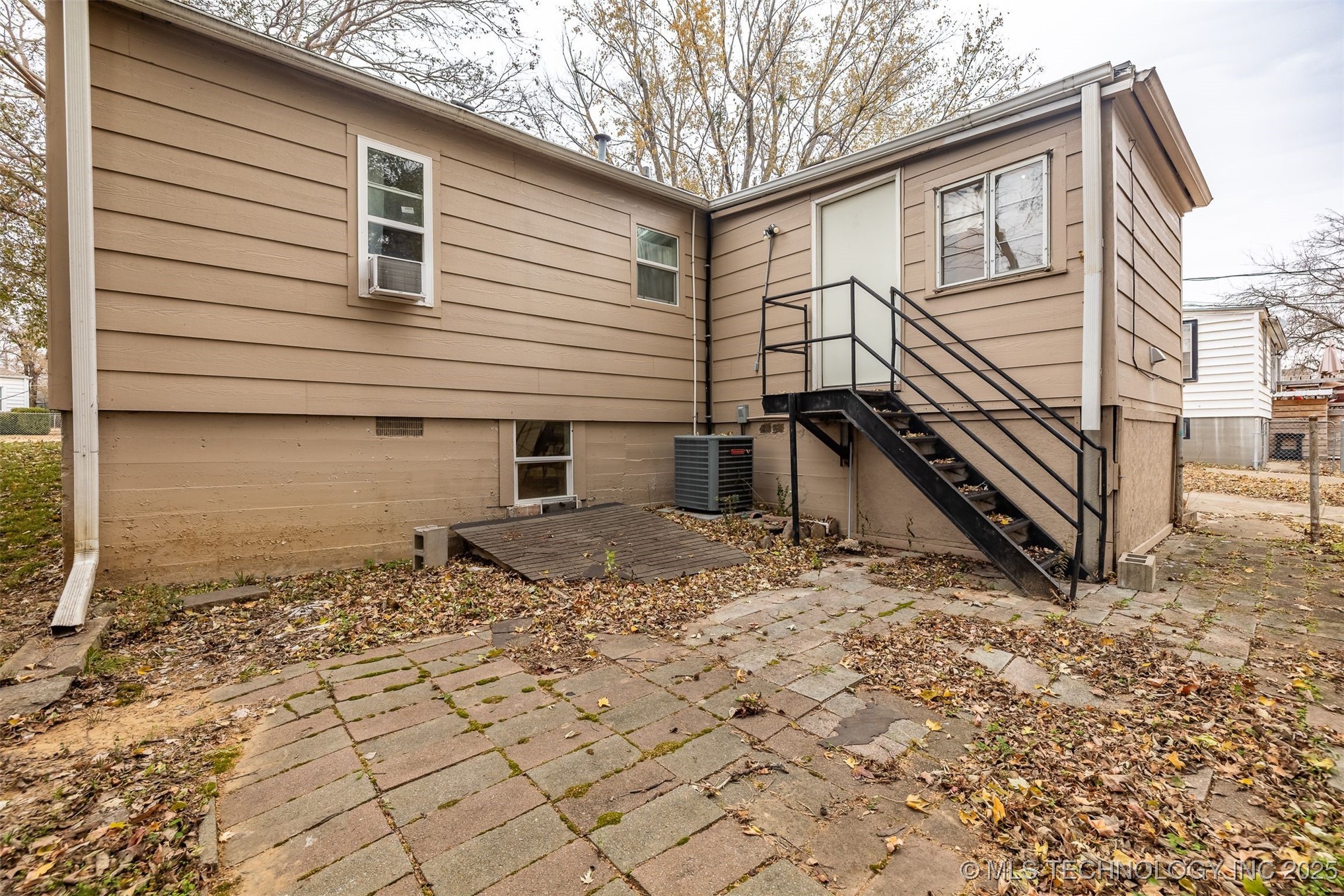 2223 S Oswego Avenue Property Photo 36