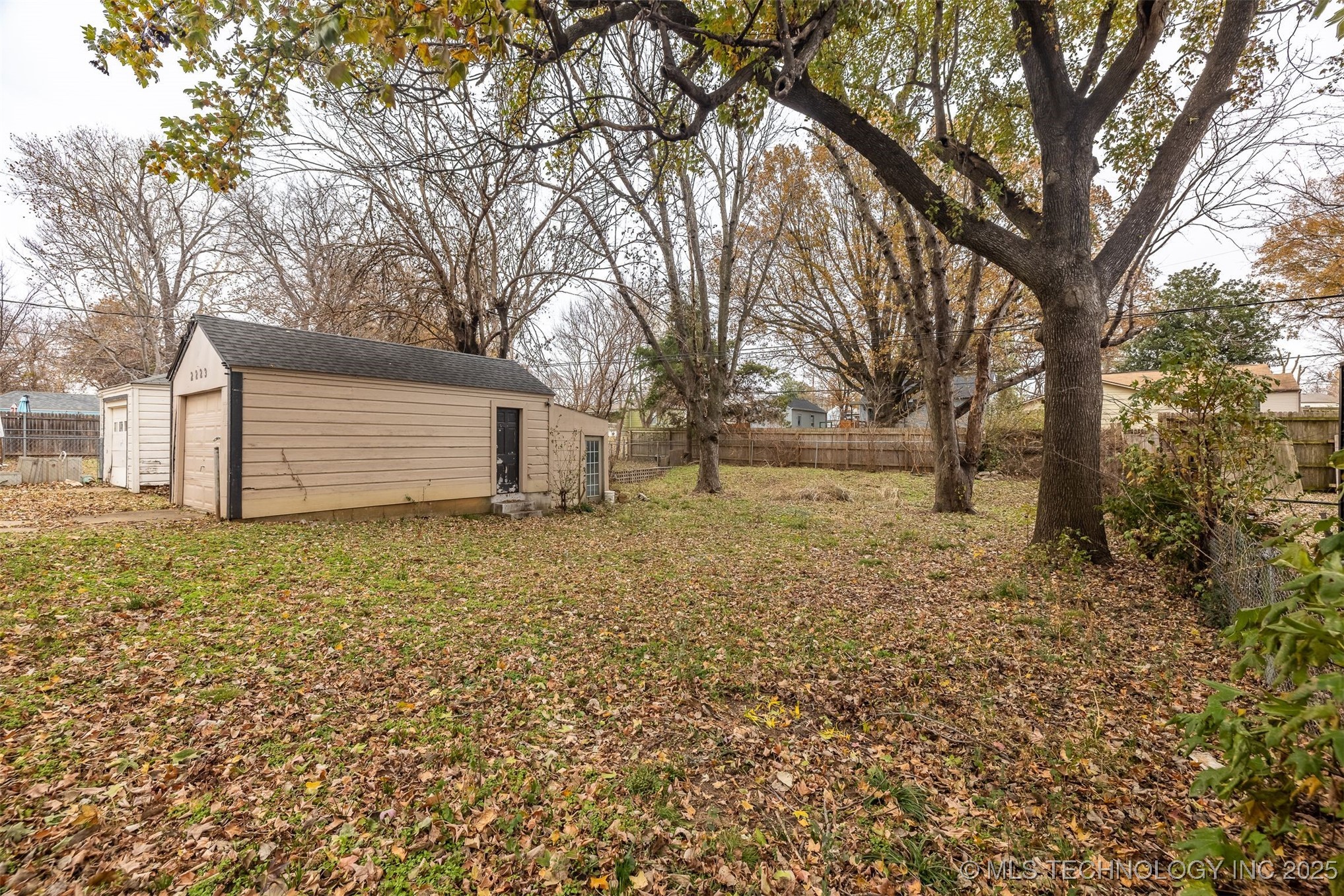 2223 S Oswego Avenue Property Photo 38