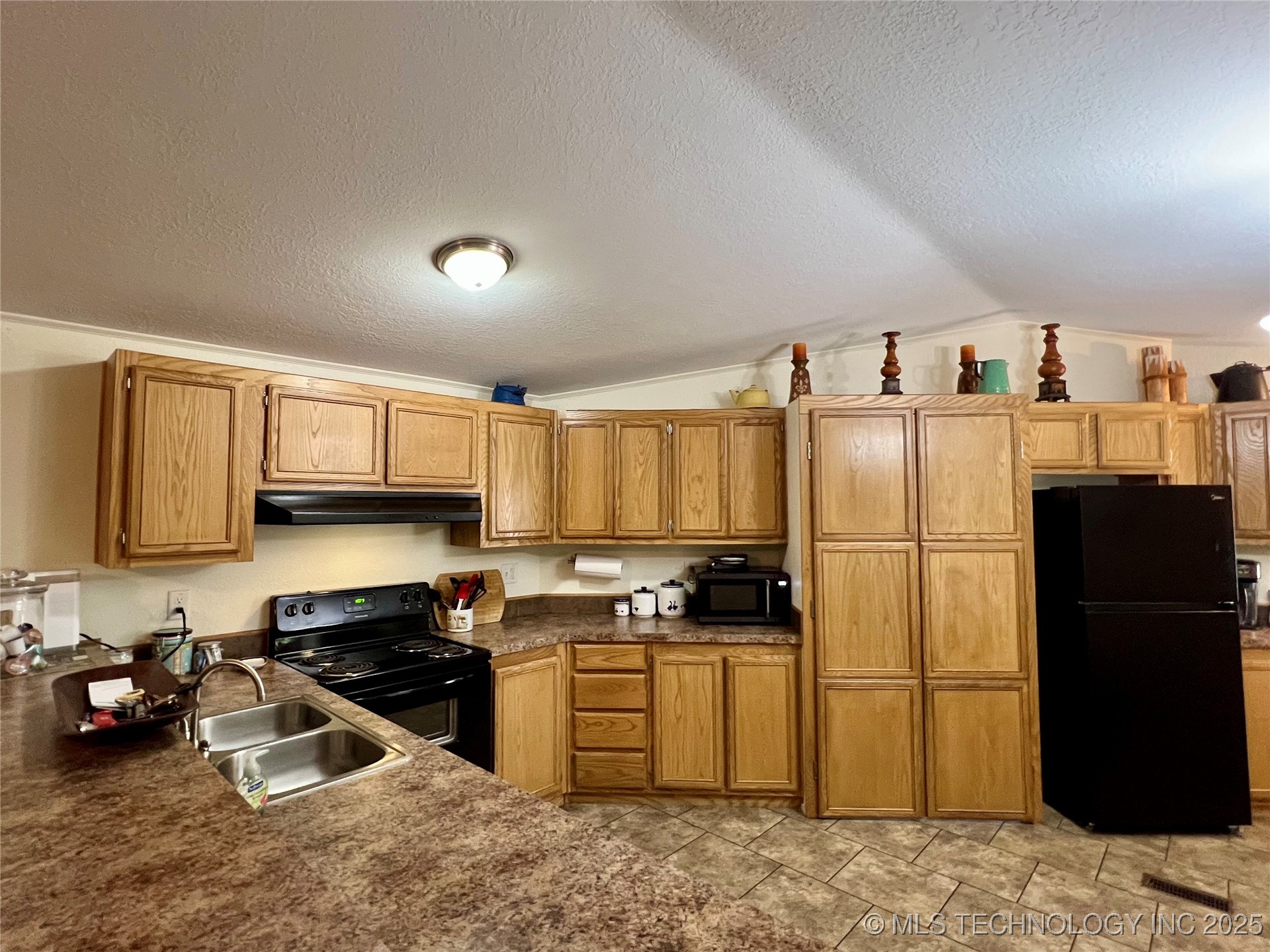 4718 Golden Way Property Photo 10