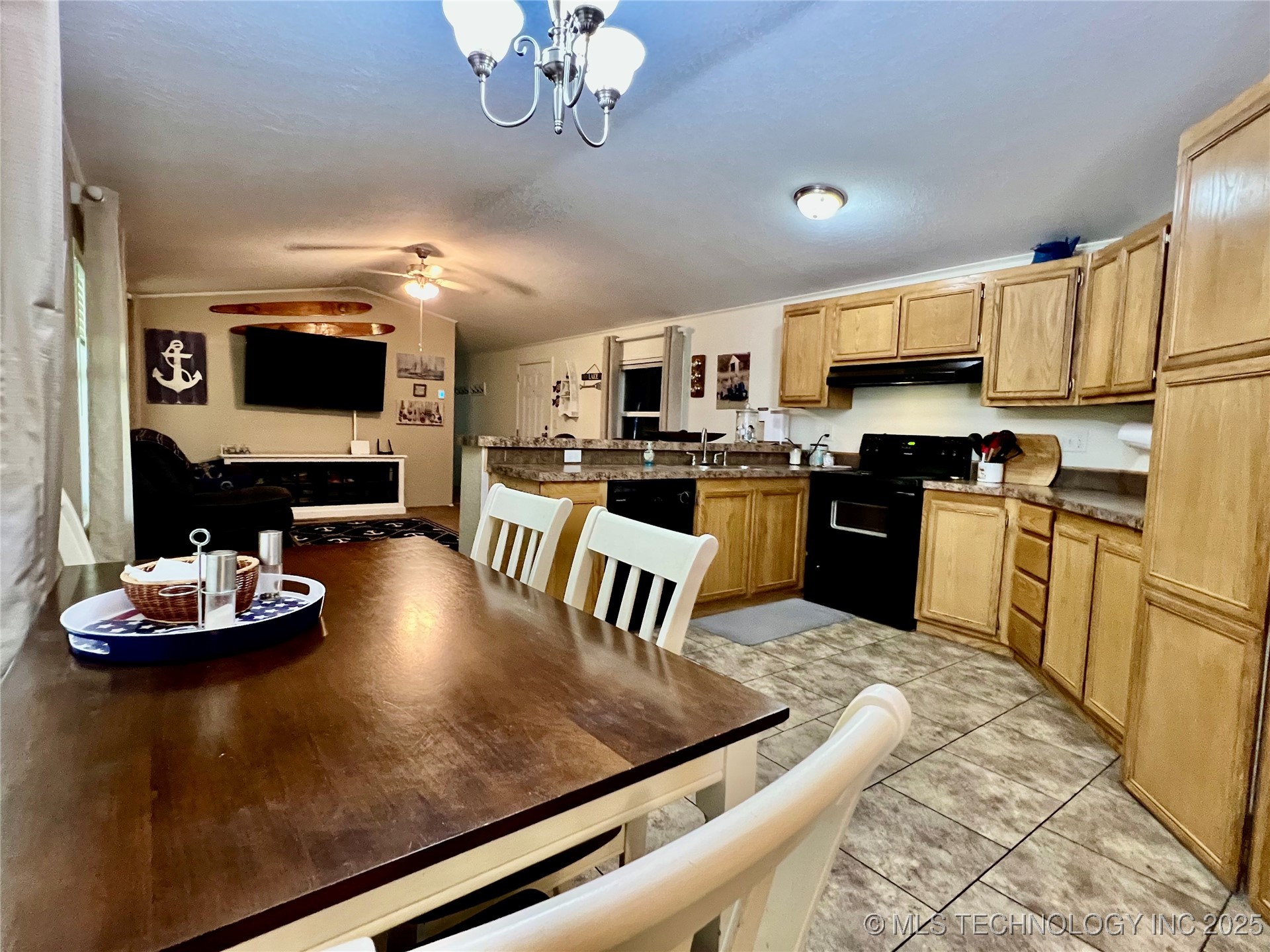 4718 Golden Way Property Photo 11