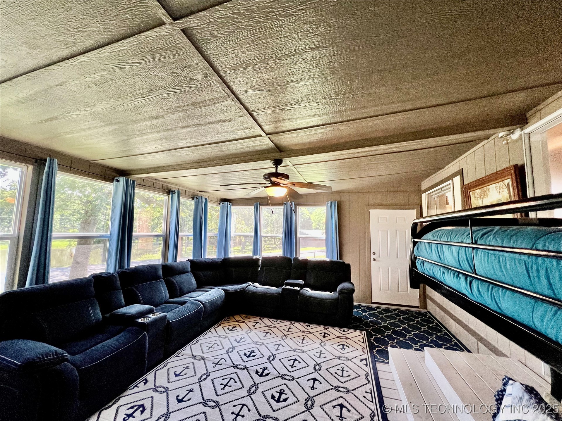 4718 Golden Way Property Photo 14