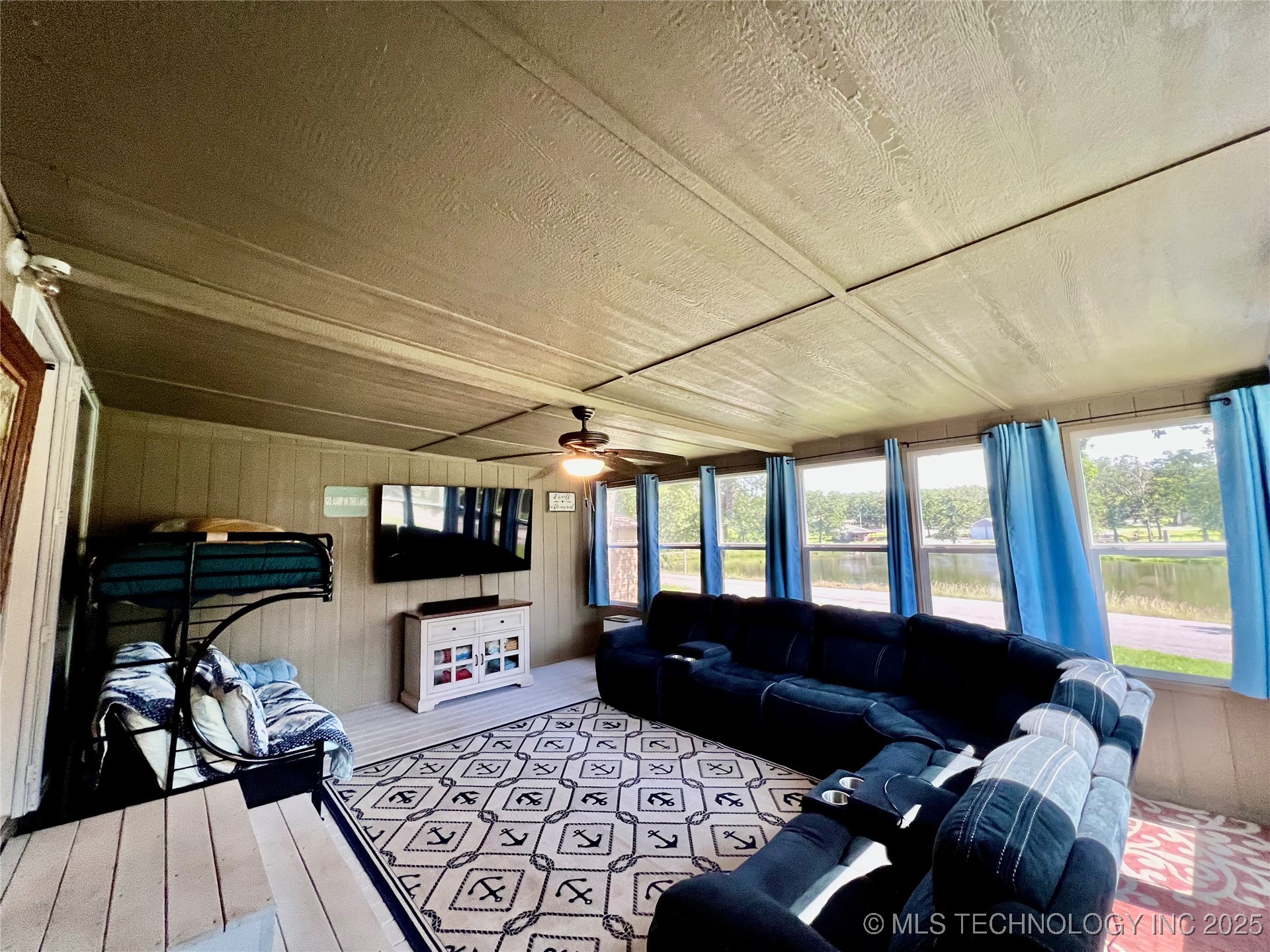 4718 Golden Way Property Photo 16