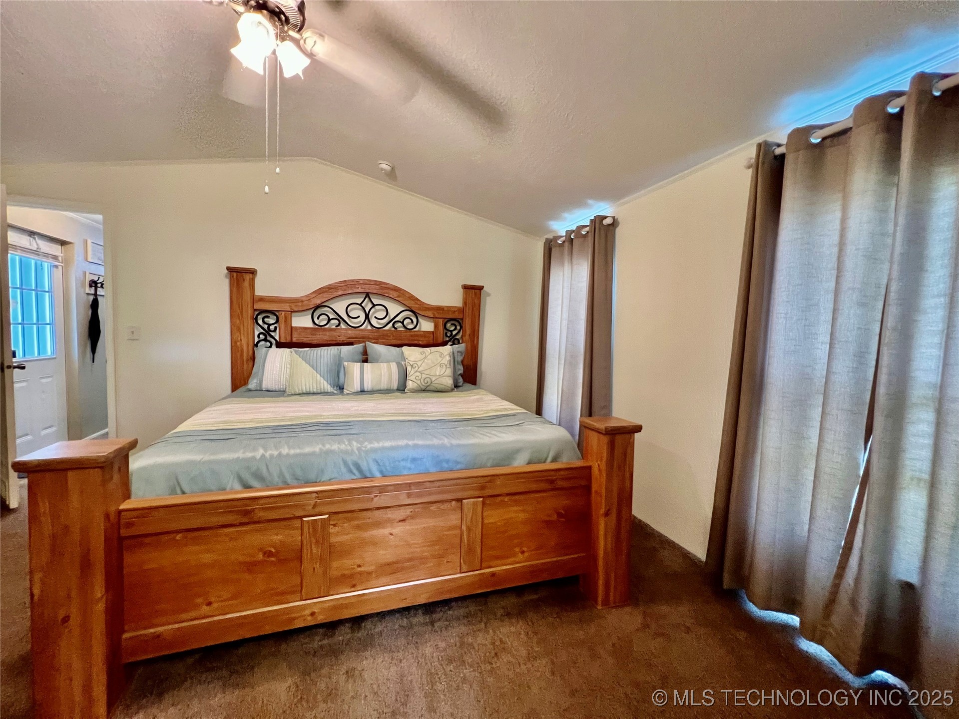 4718 Golden Way Property Photo 21