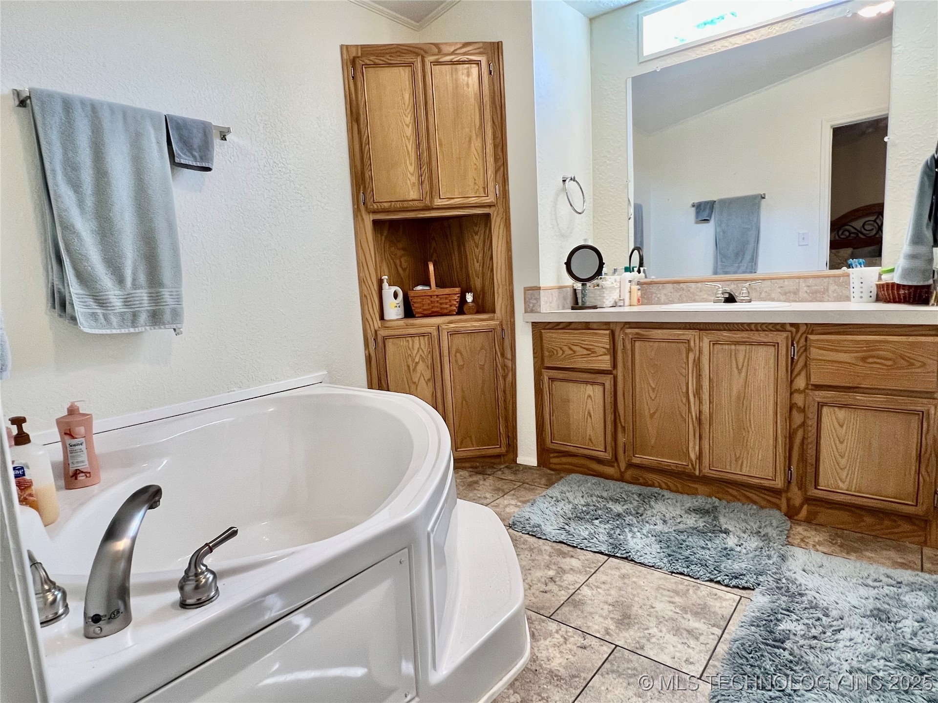 4718 Golden Way Property Photo 23