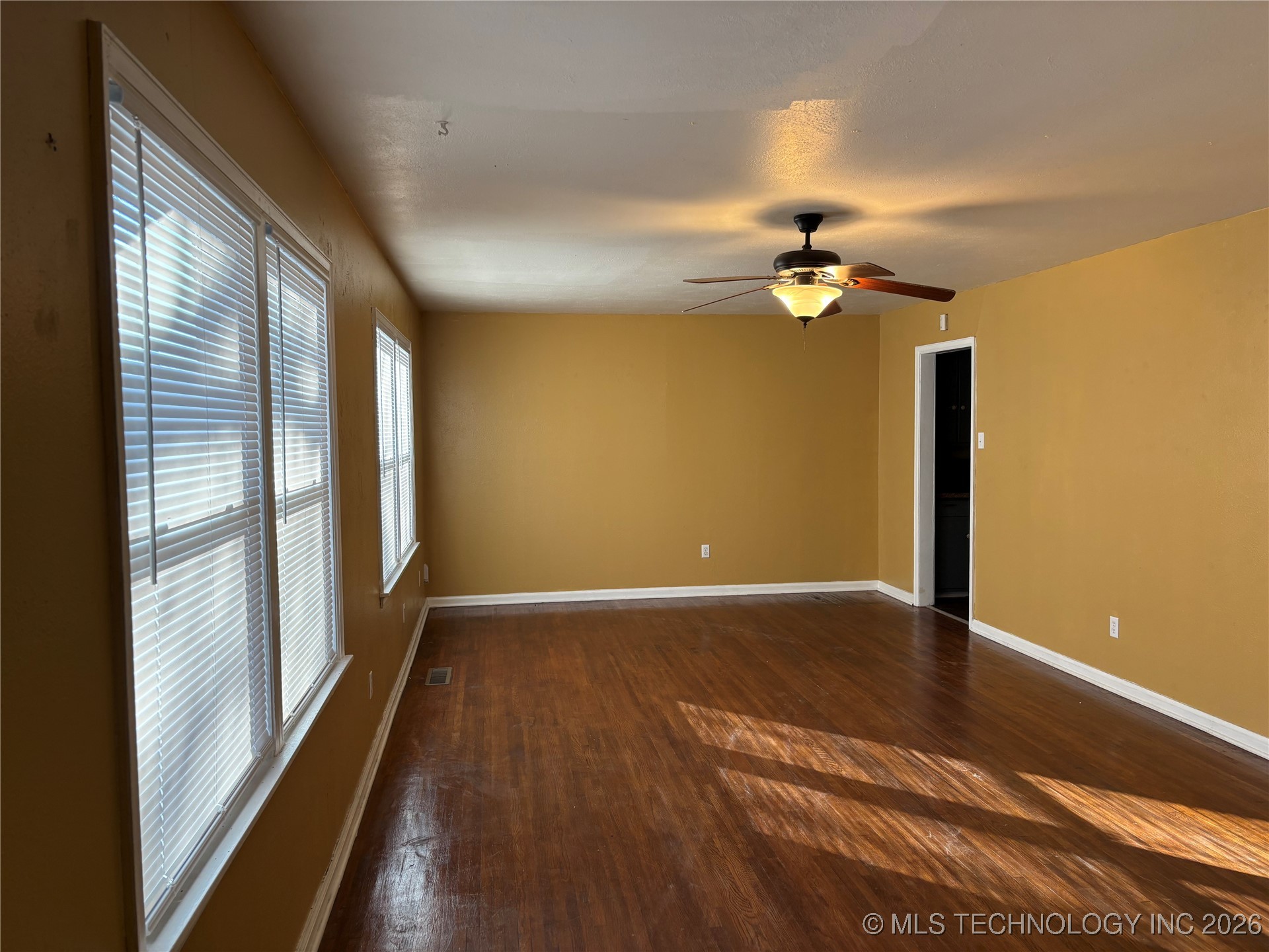 1120 W Willow Property Photo 4