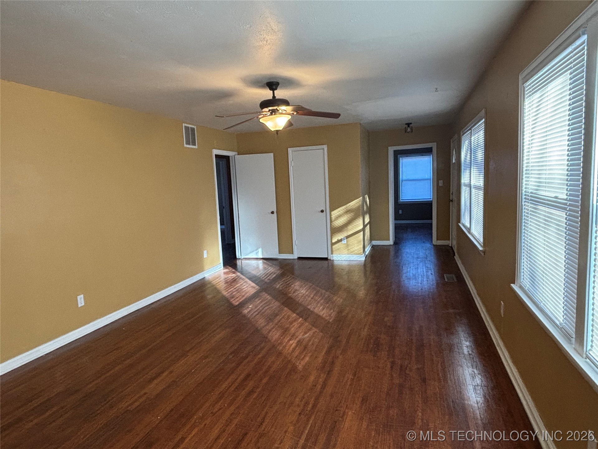 1120 W Willow Property Photo 5