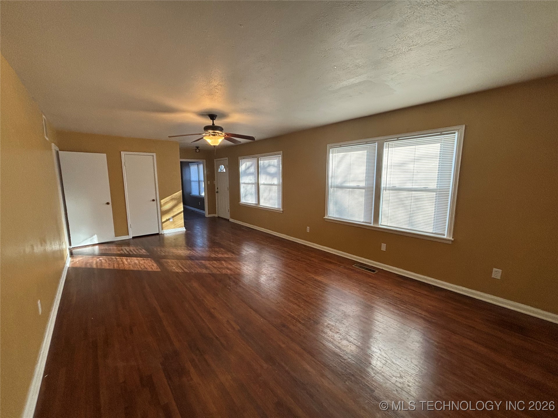 1120 W Willow Property Photo 6