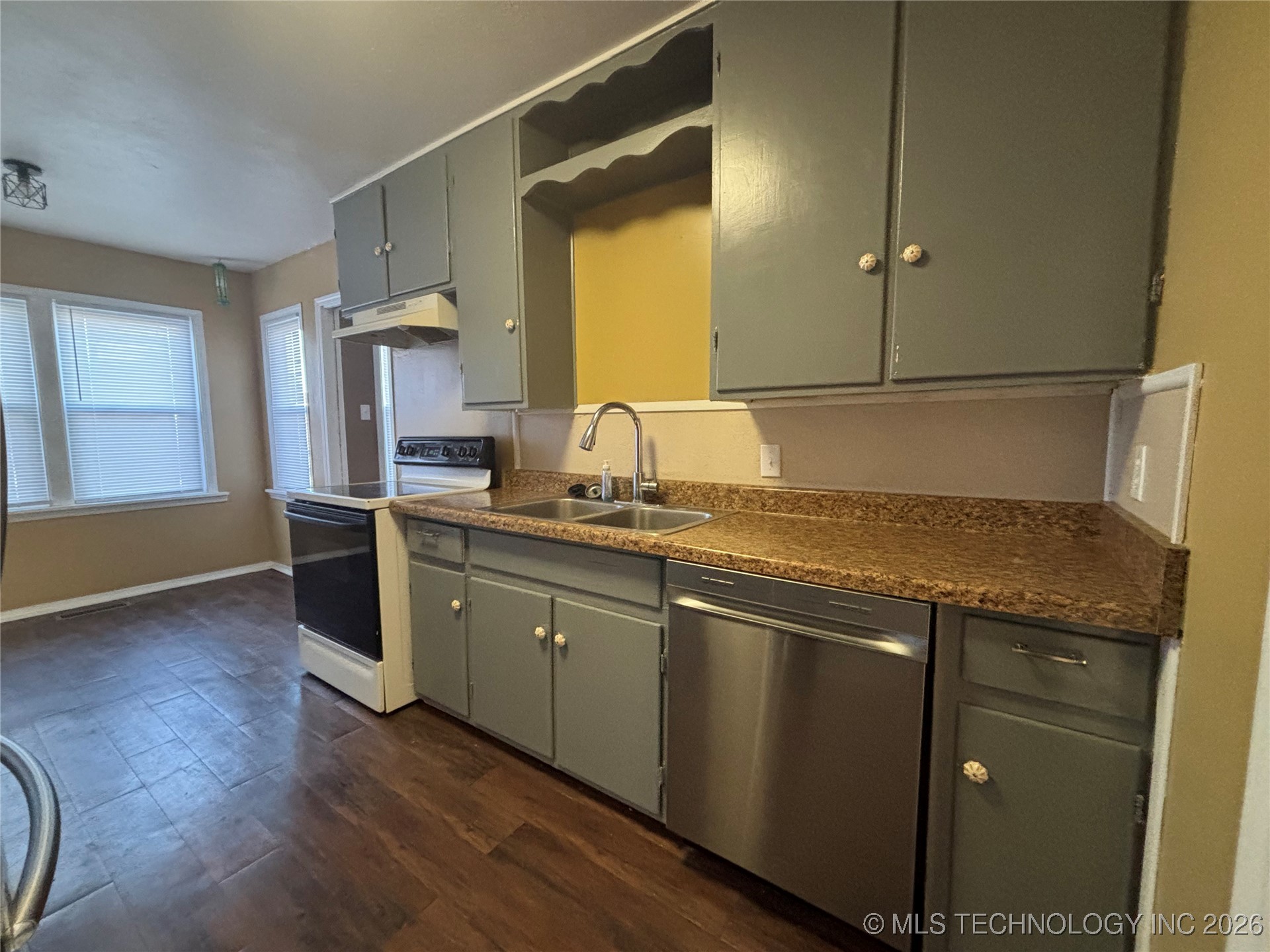 1120 W Willow Property Photo 7