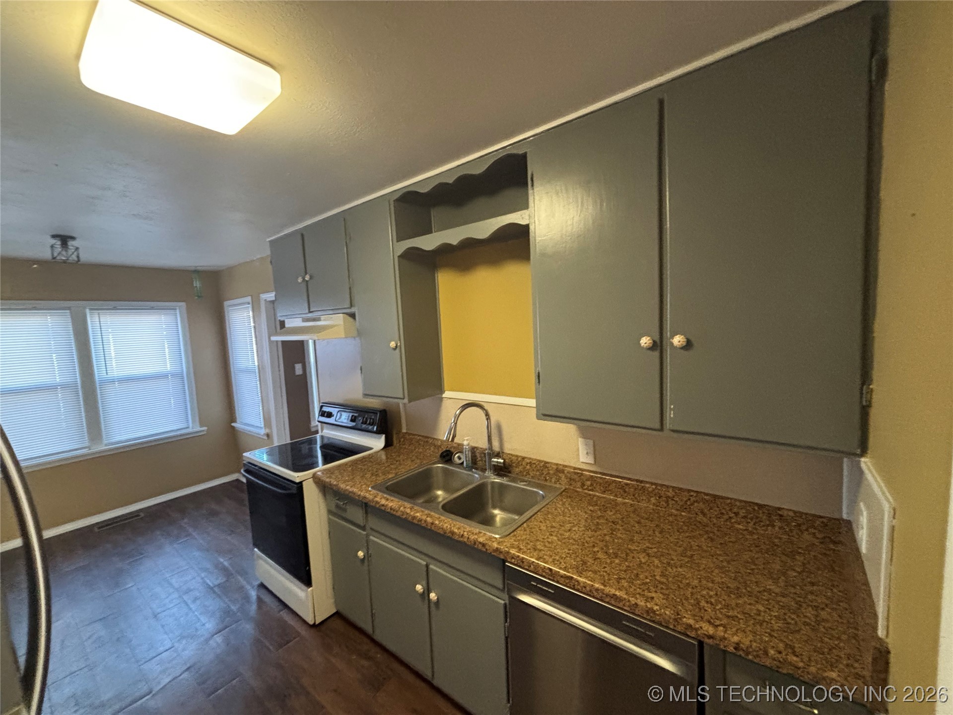 1120 W Willow Property Photo 8