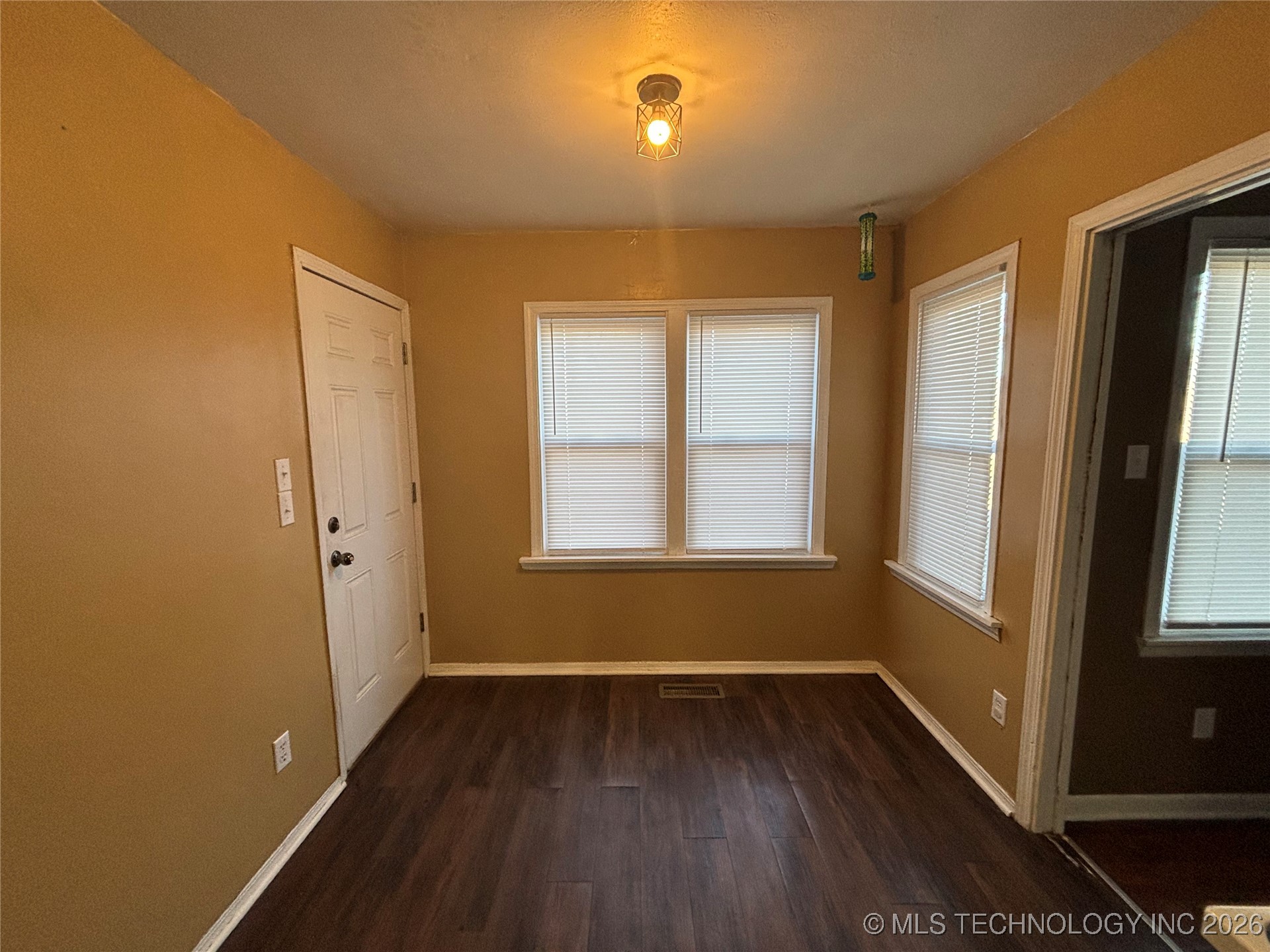 1120 W Willow Property Photo 11