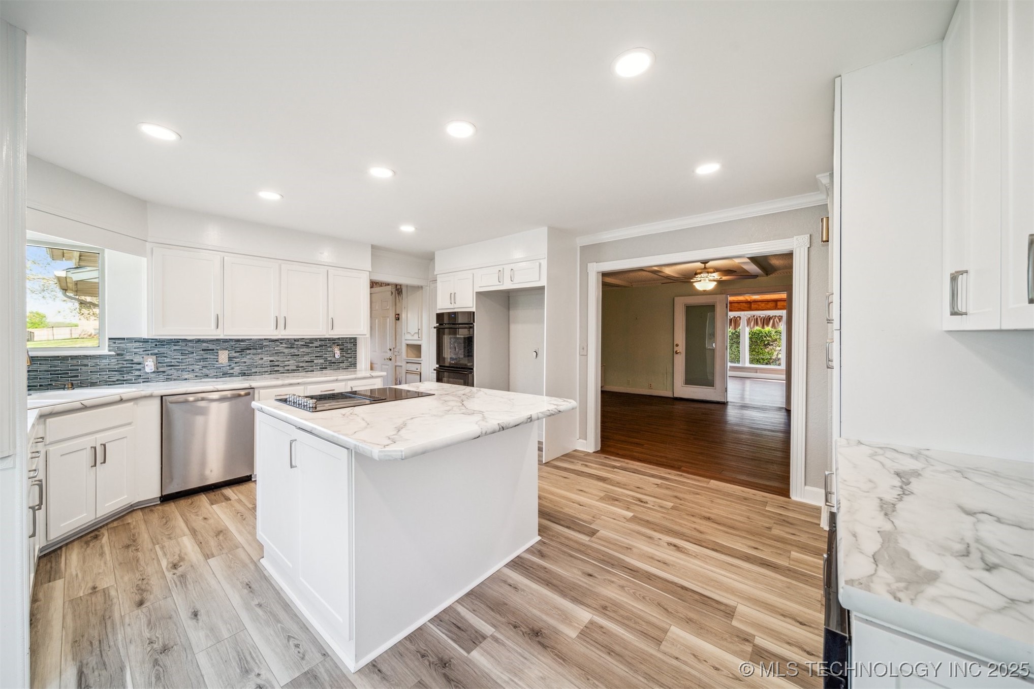 204 E Saddlerock Road Property Photo 7