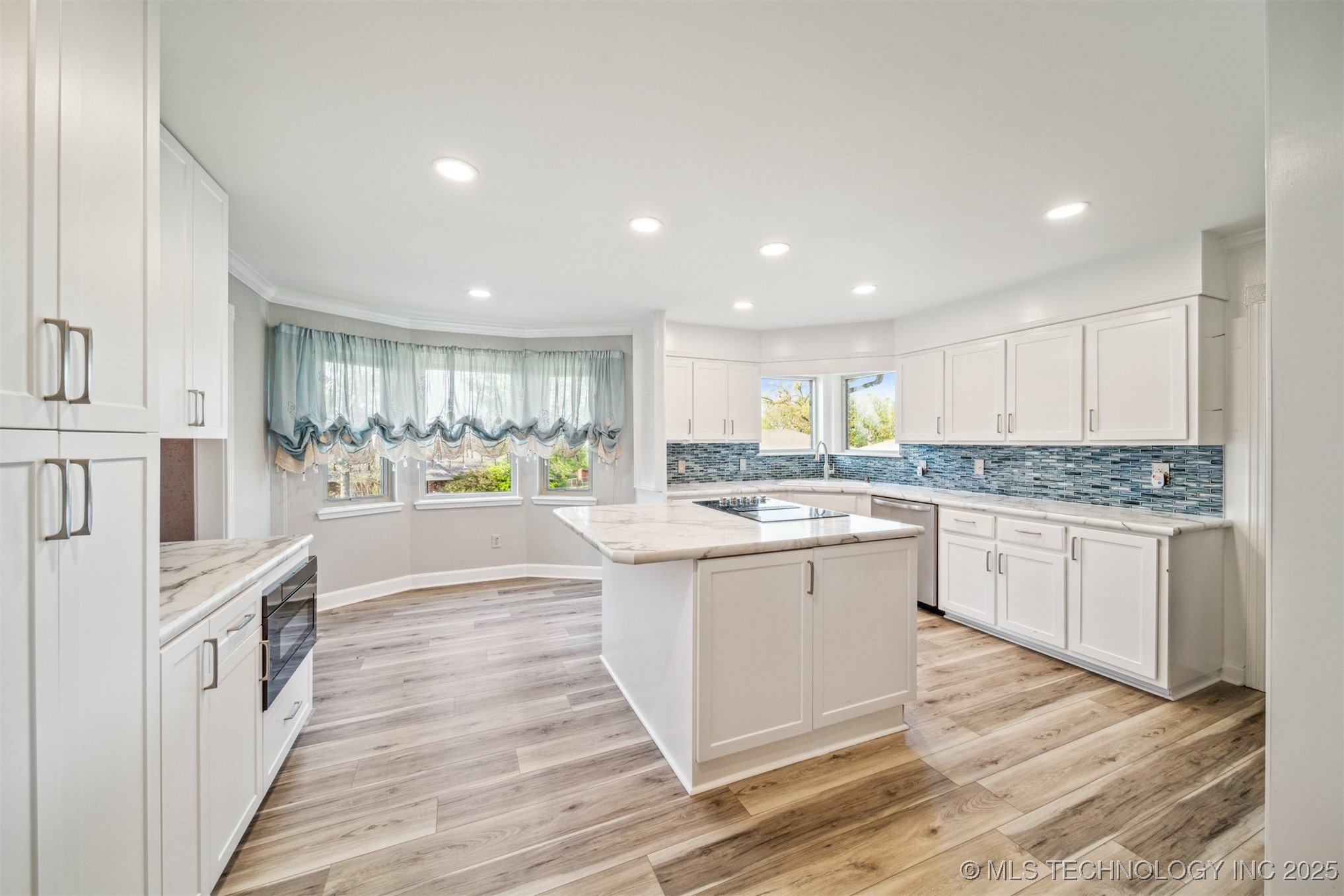 204 E Saddlerock Road Property Photo 8