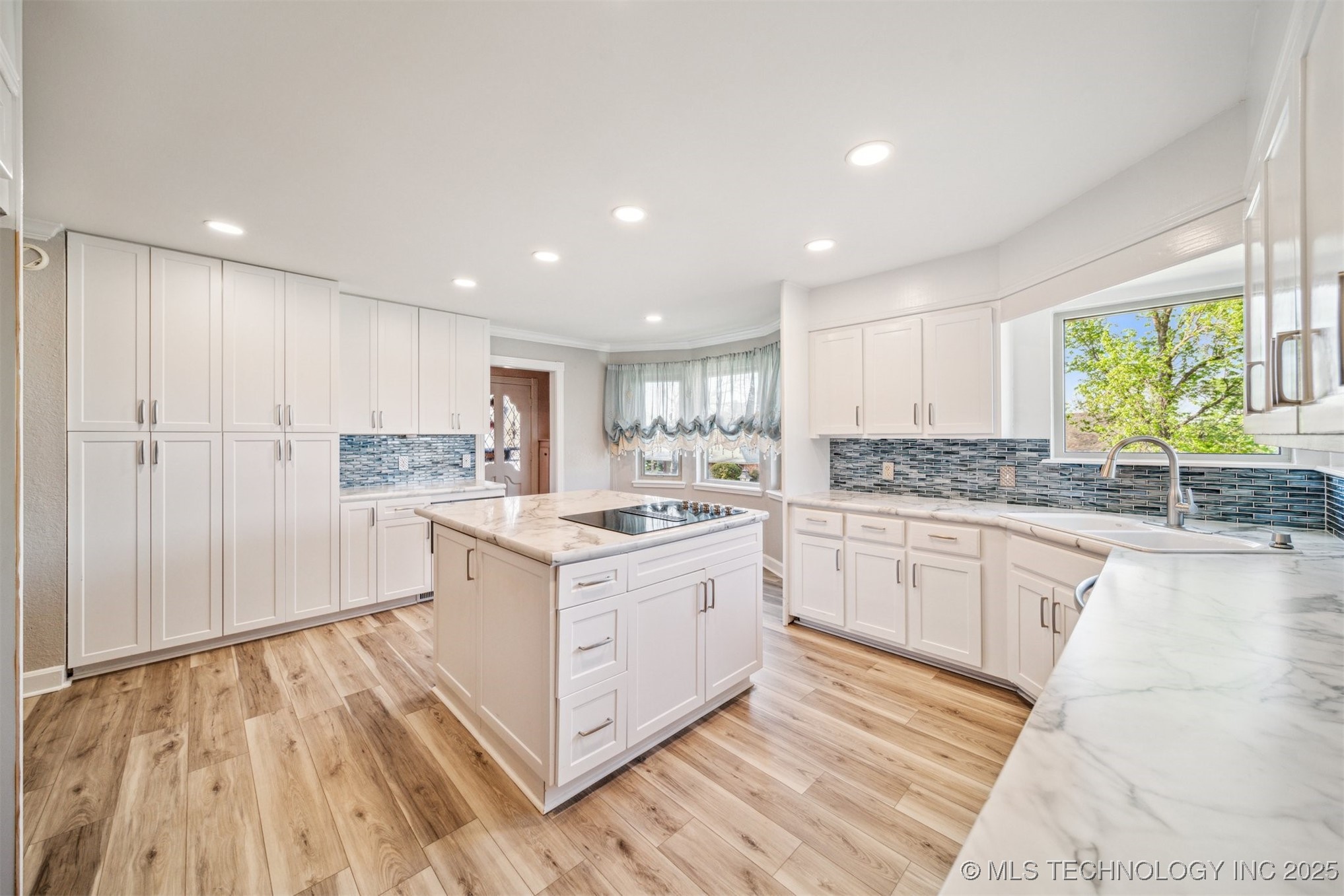 204 E Saddlerock Road Property Photo 10