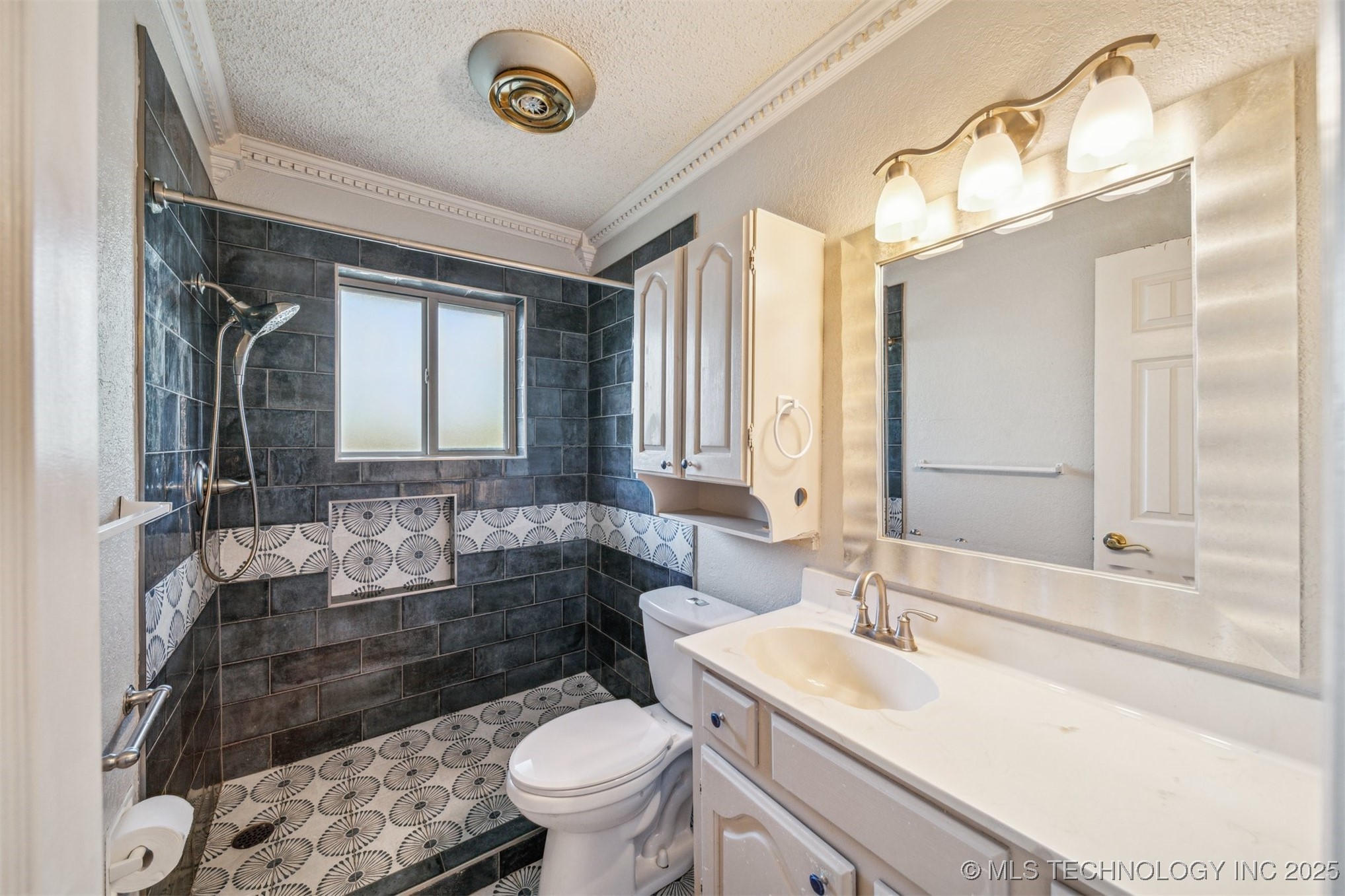 204 E Saddlerock Road Property Photo 18