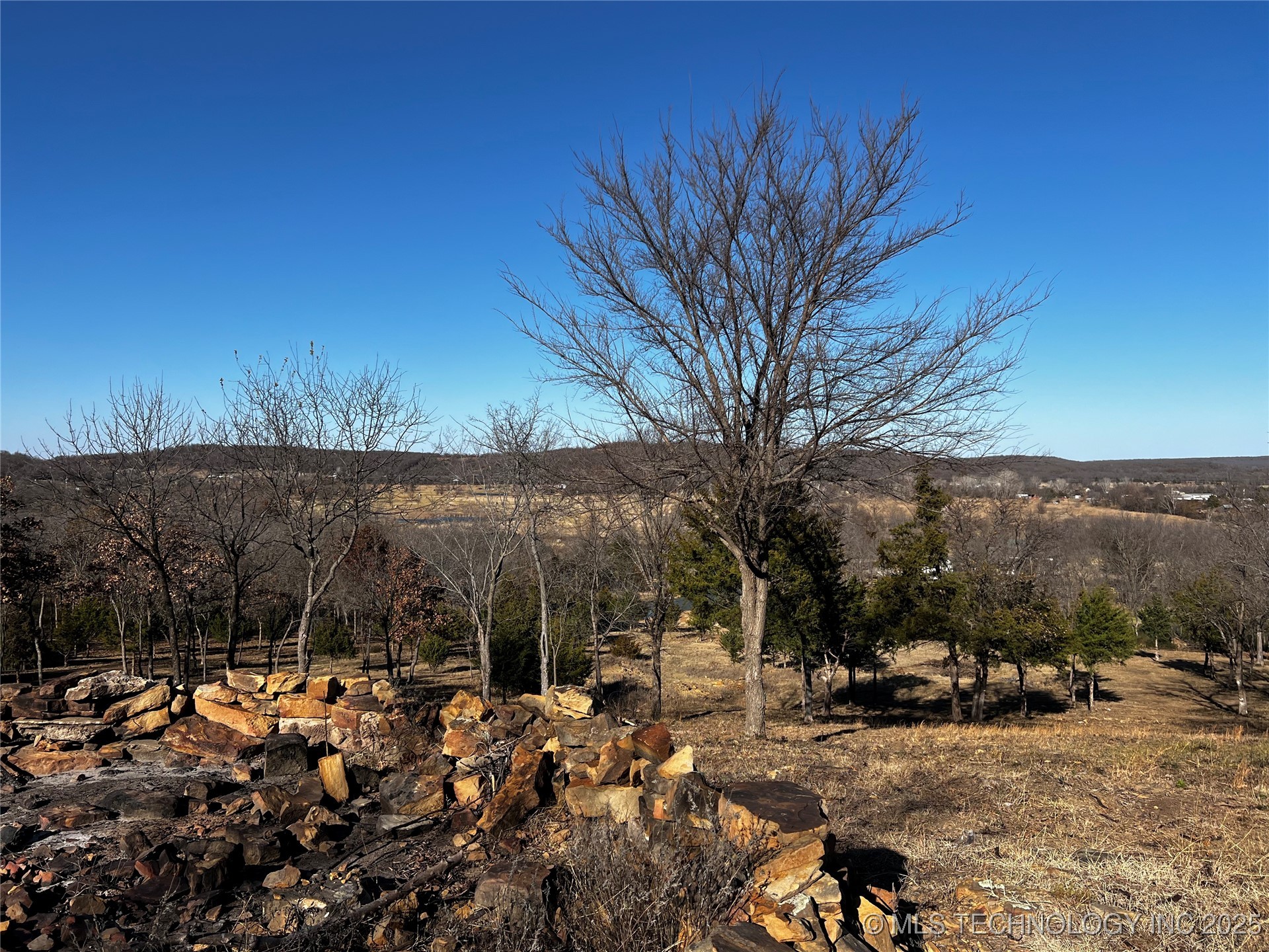 6 W 43rd Street N Property Photo 4