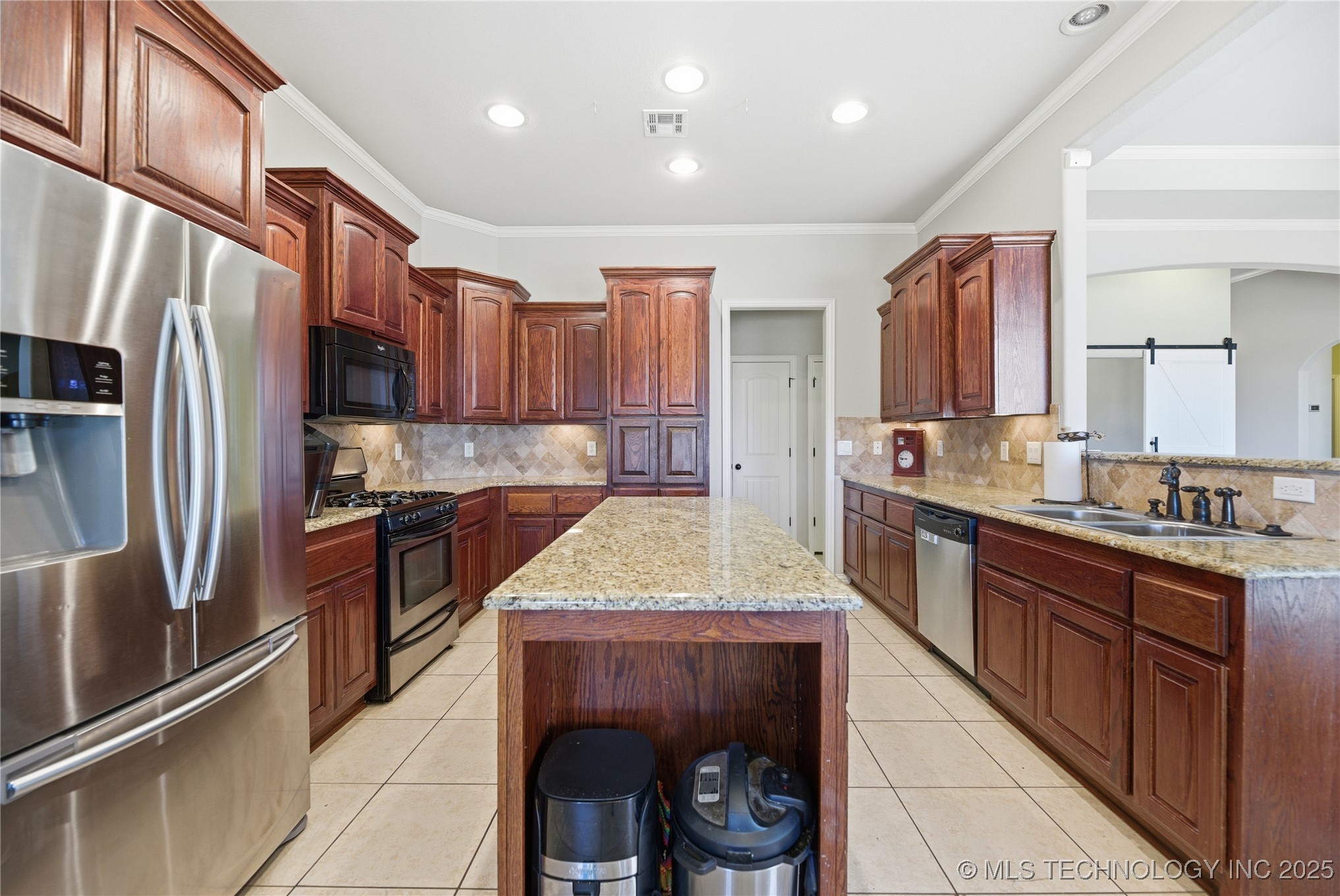 22365 Riverwood Drive Property Photo 9