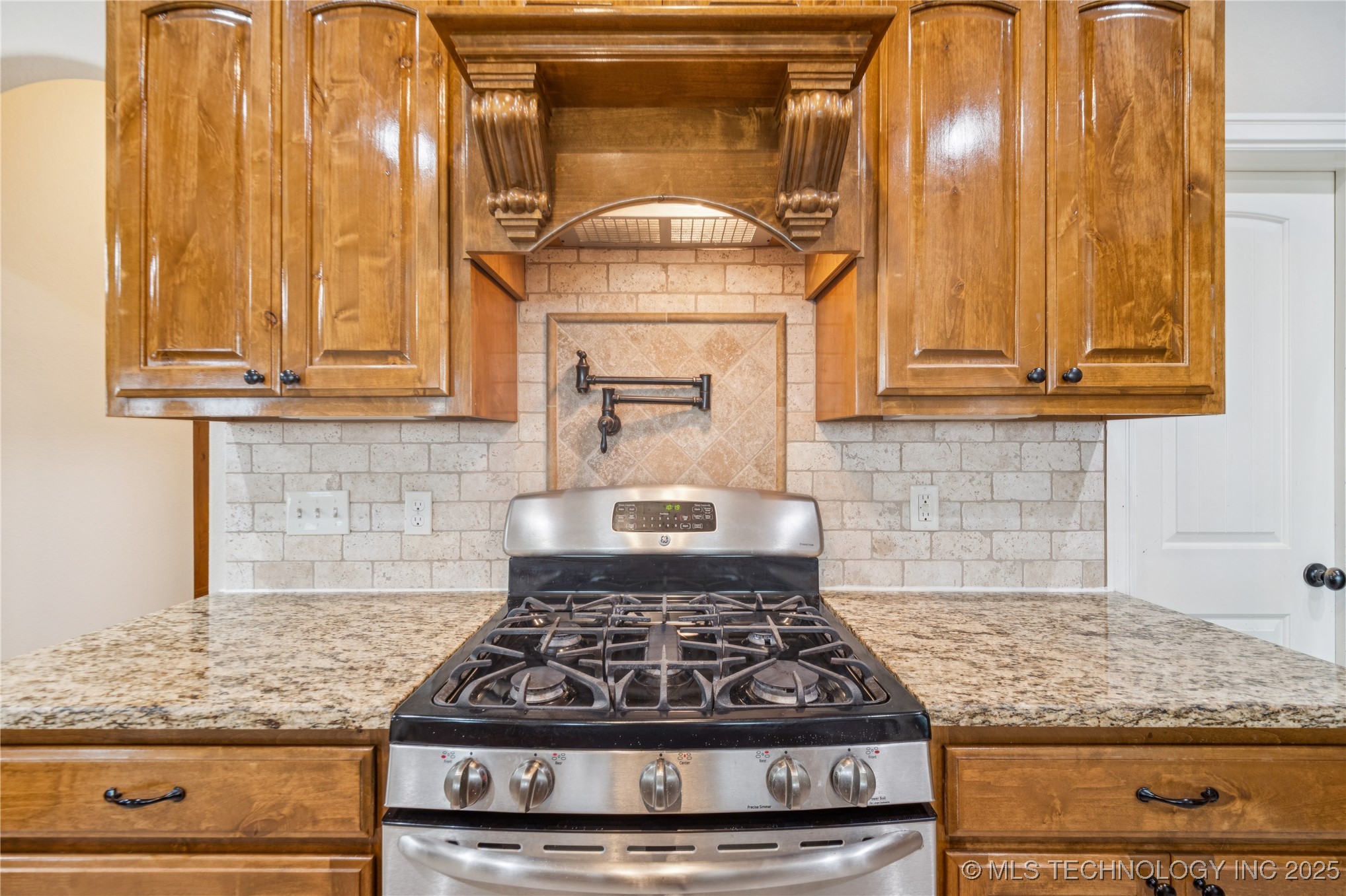 6531 S Ridgeview Road Property Photo 4