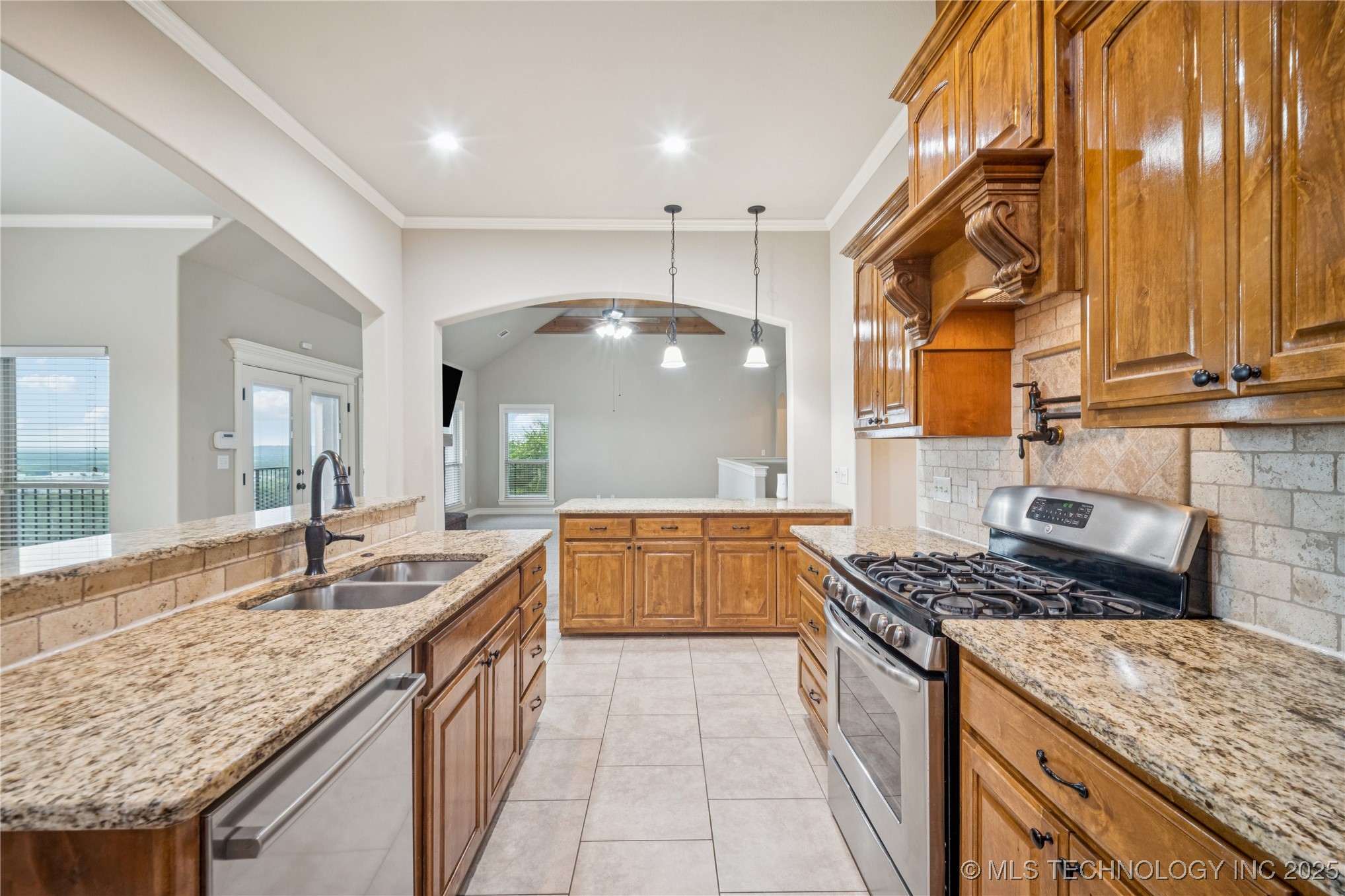 6531 S Ridgeview Road Property Photo 12