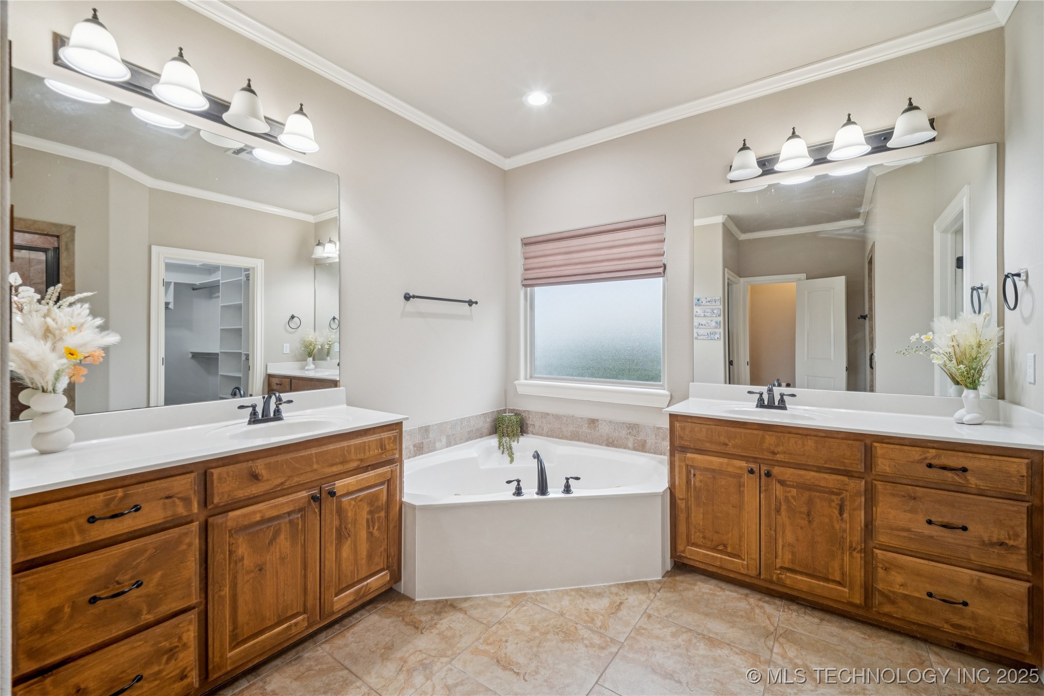 6531 S Ridgeview Road Property Photo 16