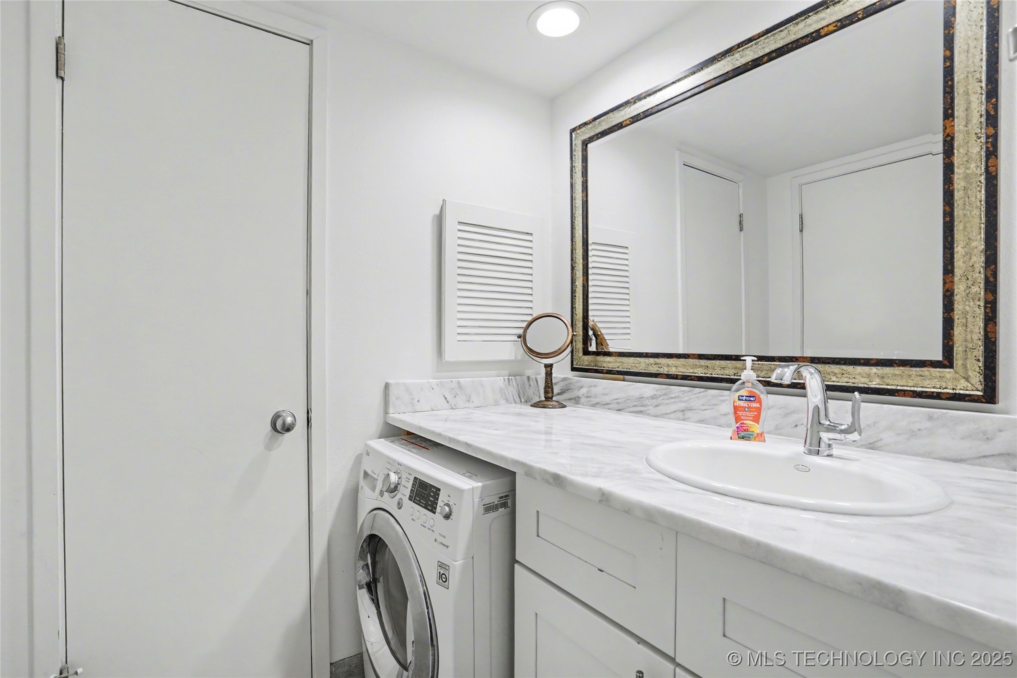 450 W 7th Street #305 Property Photo 18