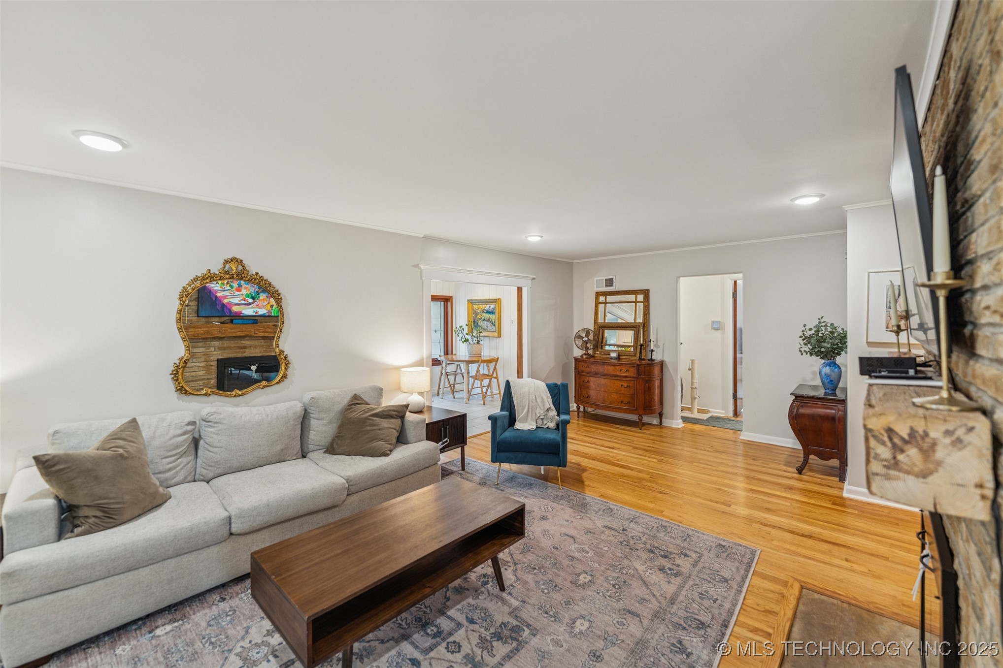 2547 S College Avenue Property Photo 6