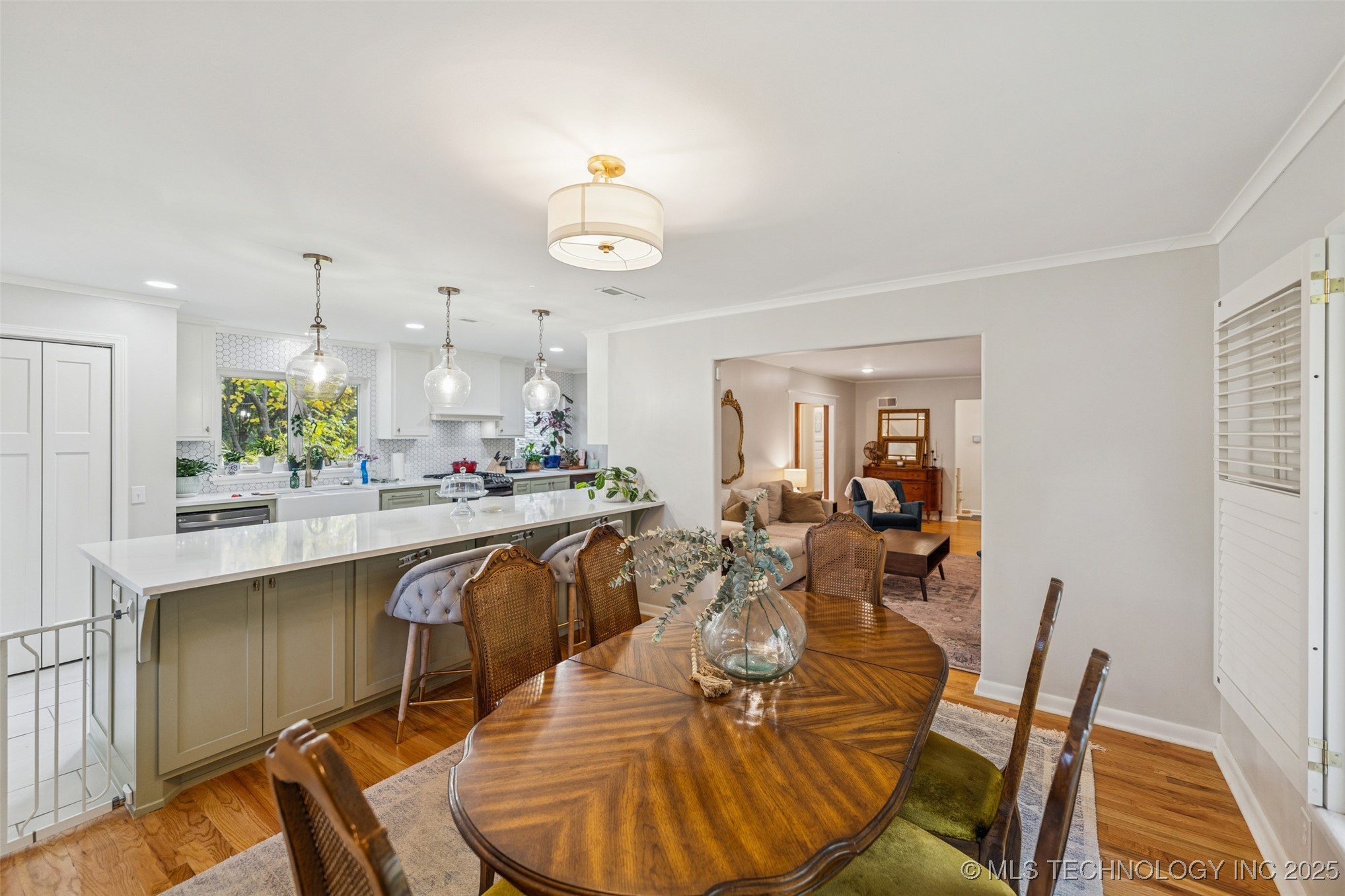 2547 S College Avenue Property Photo 9