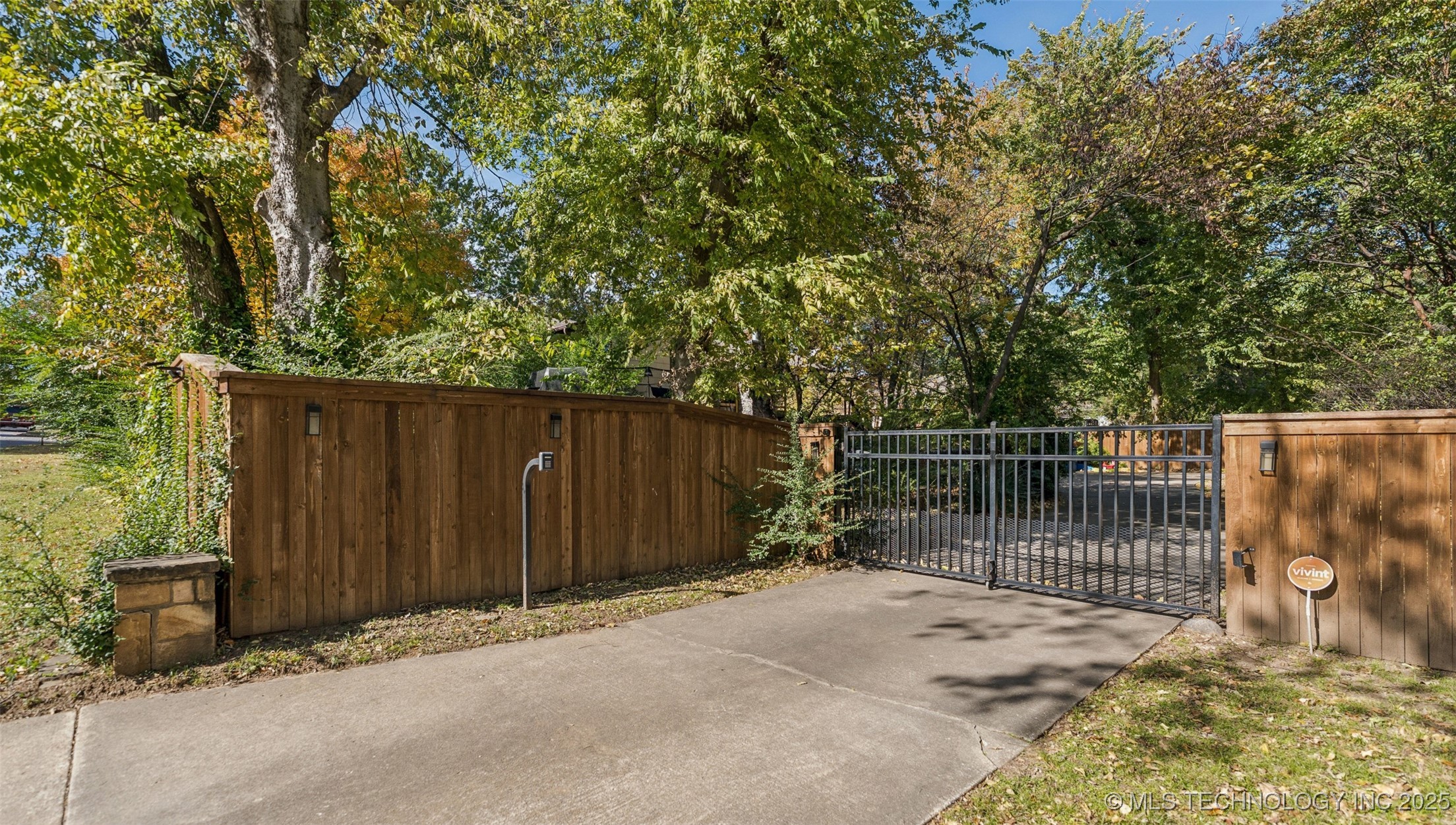 2547 S College Avenue Property Photo 53