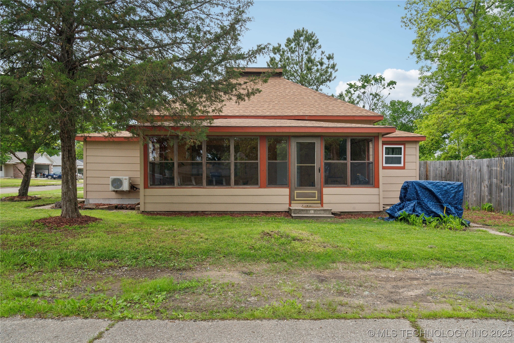 200 E Young Street Property Photo 1