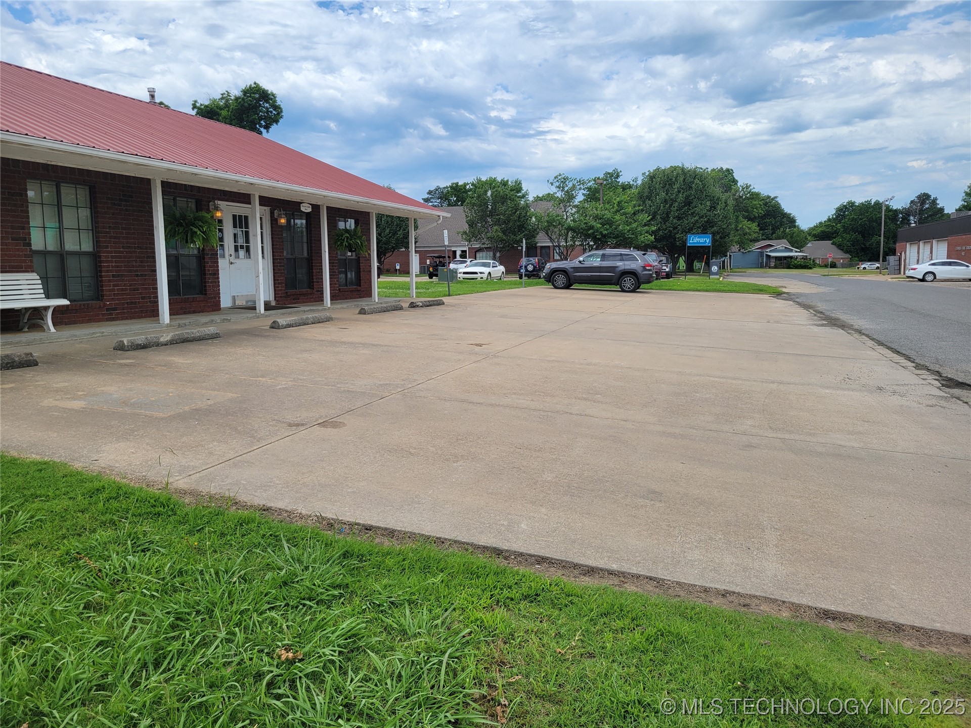 300 S Main Street Property Photo 4