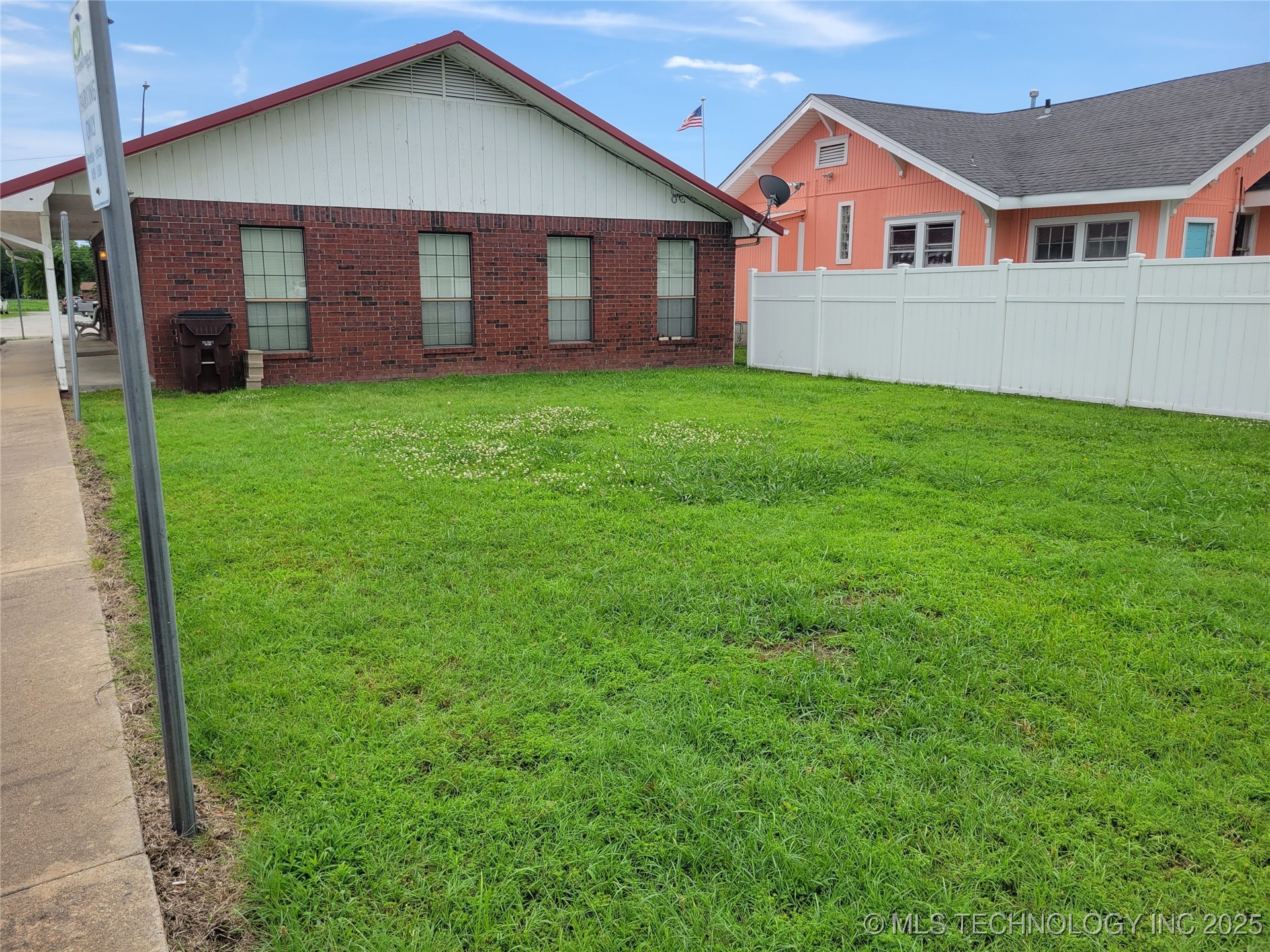 300 S Main Street Property Photo 8