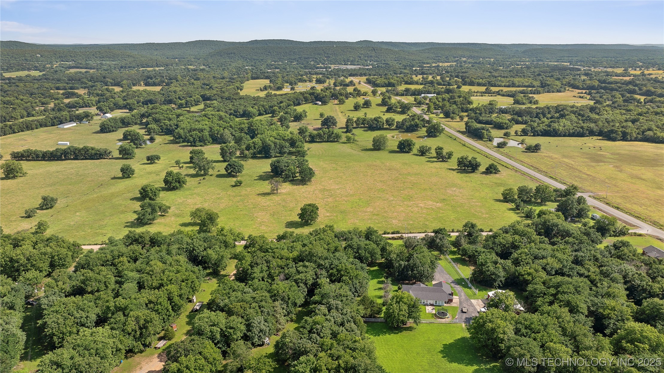 1904 N County Line Road E Property Photo 8