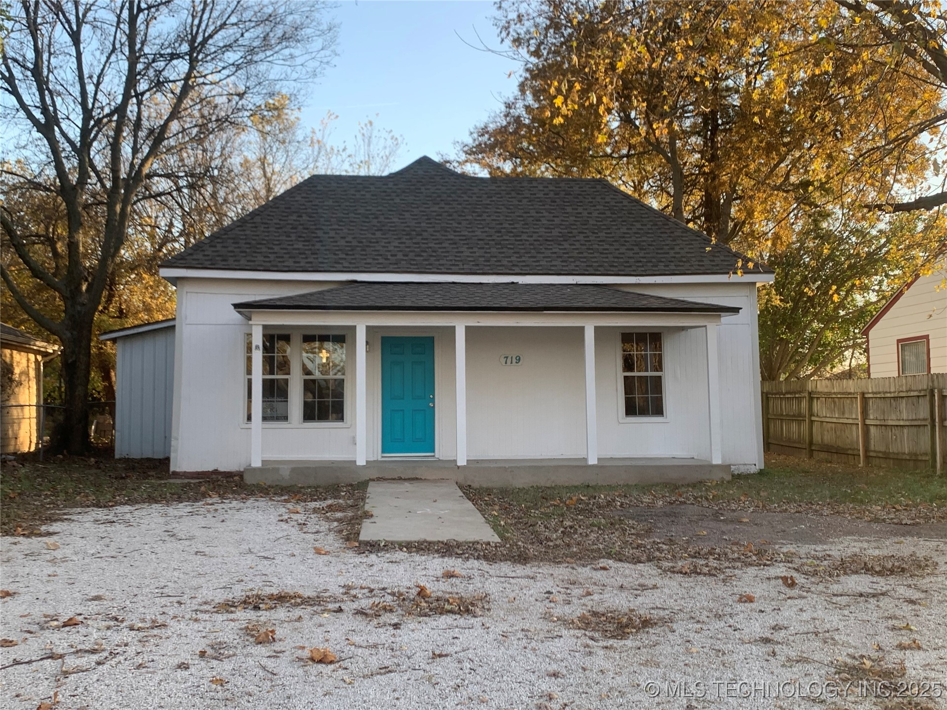 719 W 16th Property Photo 1