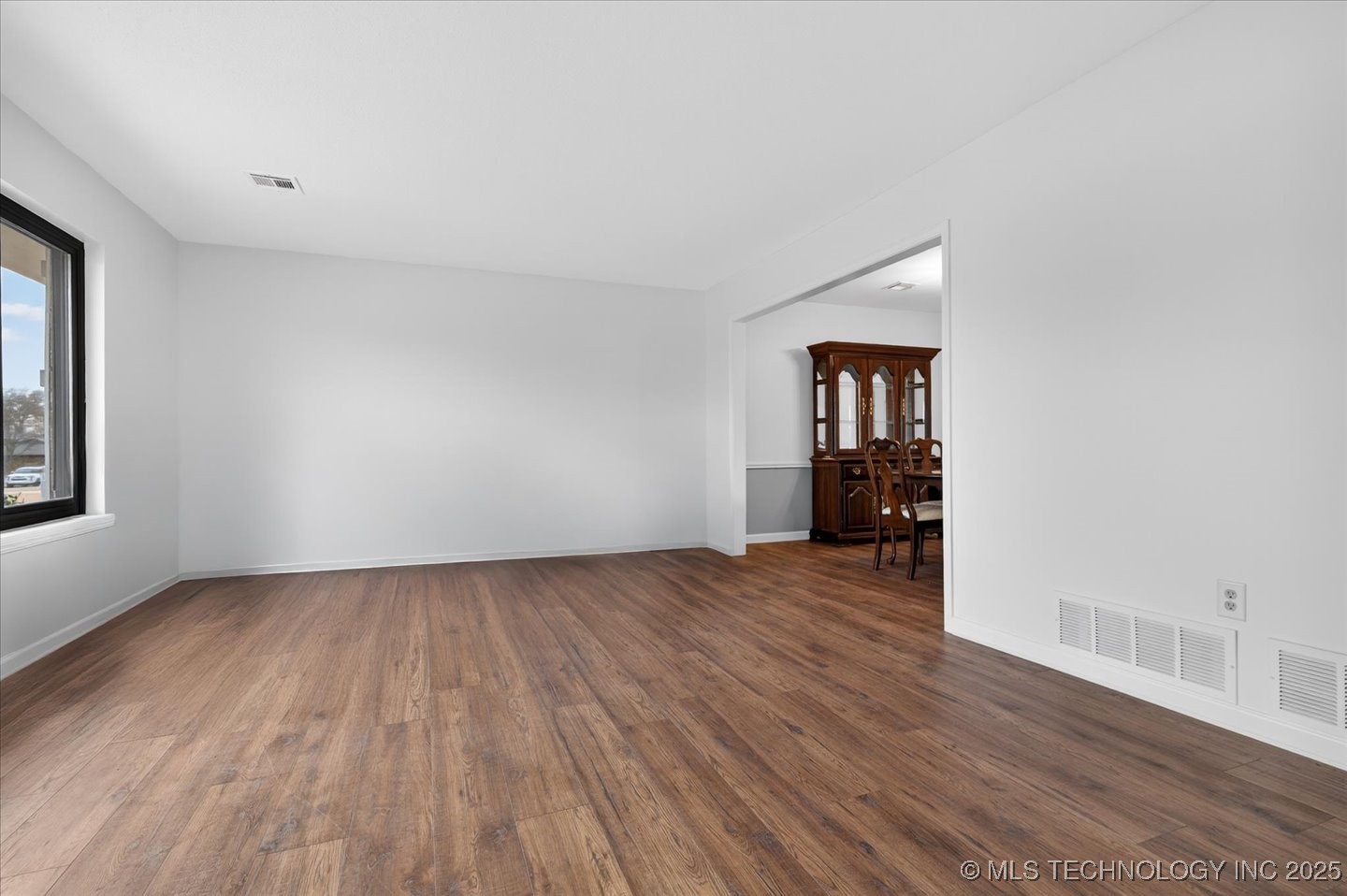 6736 Dorsett Drive Property Photo 5