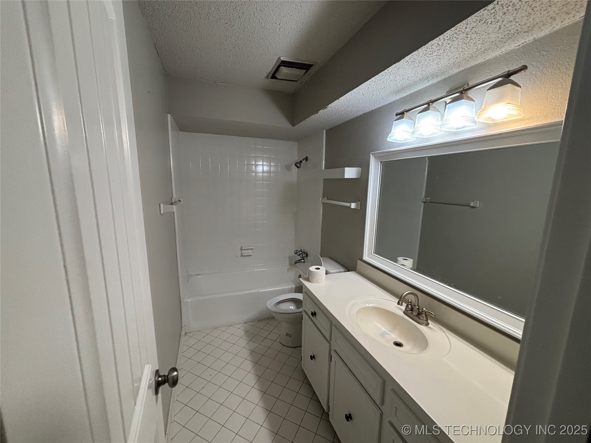 6140 E 164th Street Property Photo 11