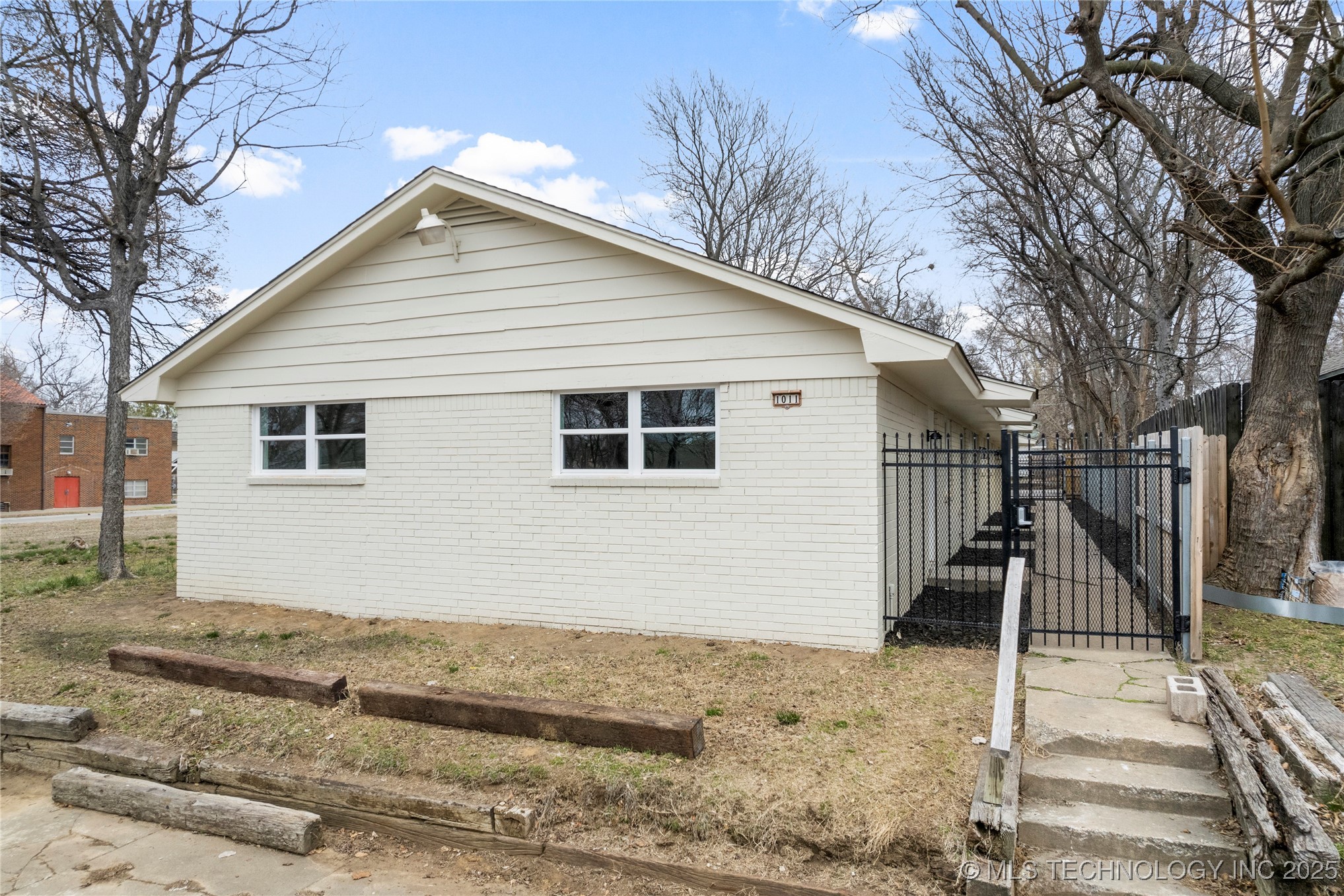 1011 S Rockford Avenue Property Photo 2