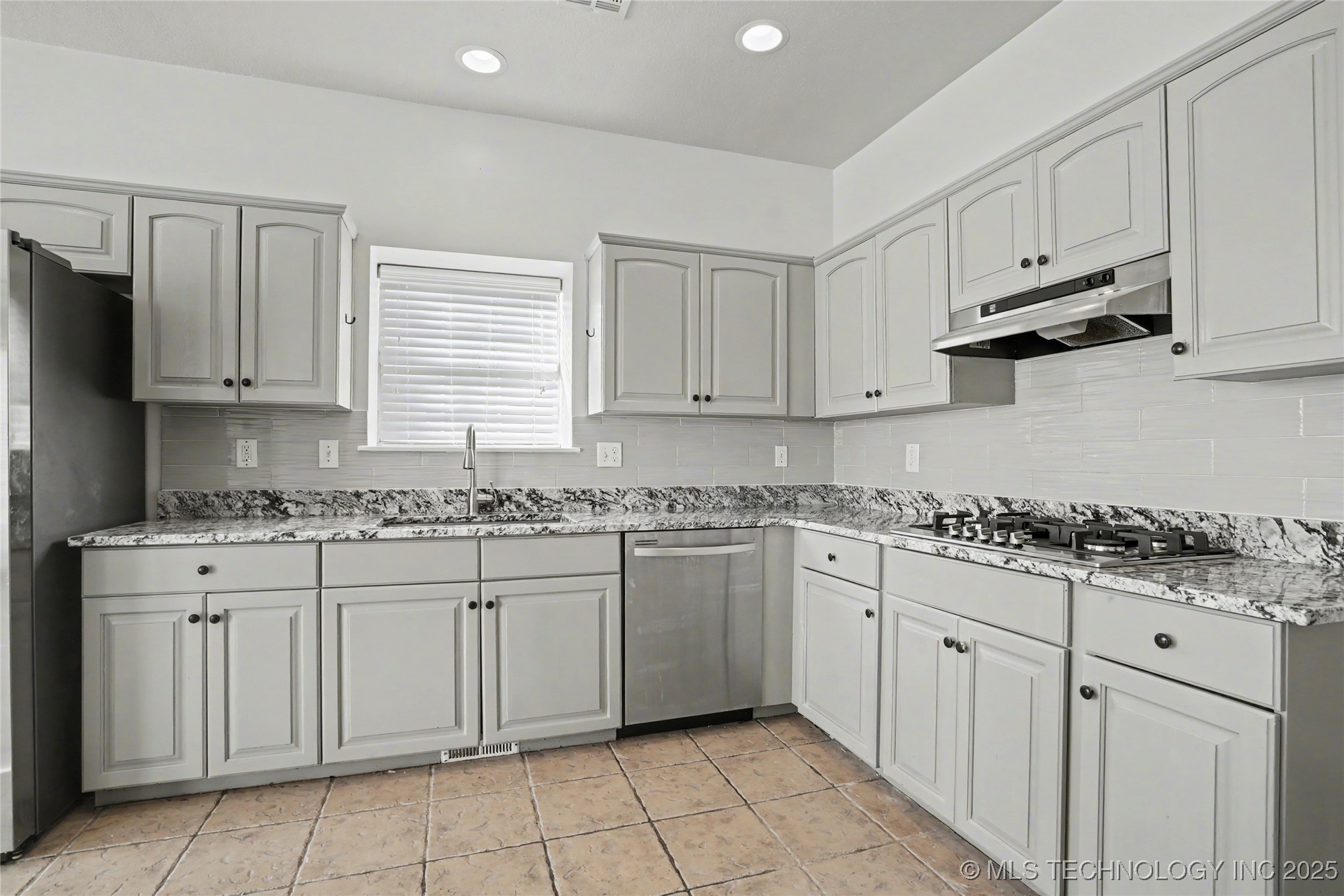 1016 S Willow Avenue Property Photo 8