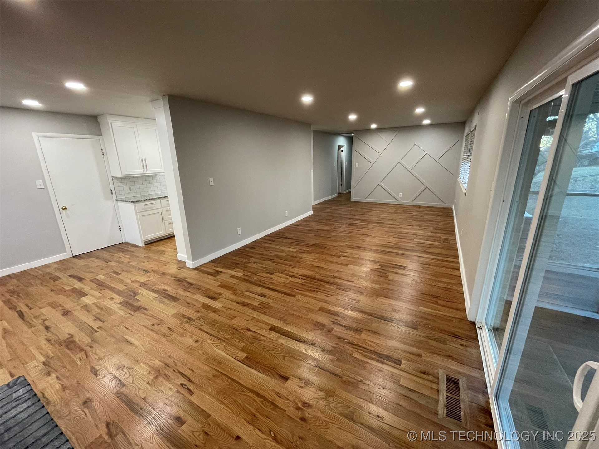 1016 N Cedar Avenue Property Photo 2