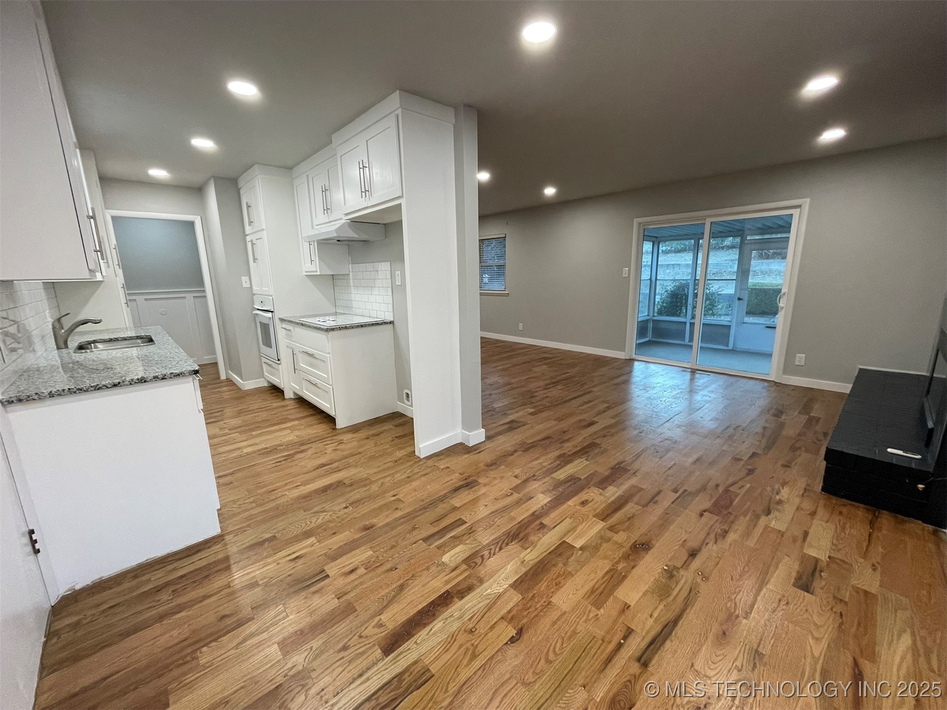 1016 N Cedar Avenue Property Photo 3