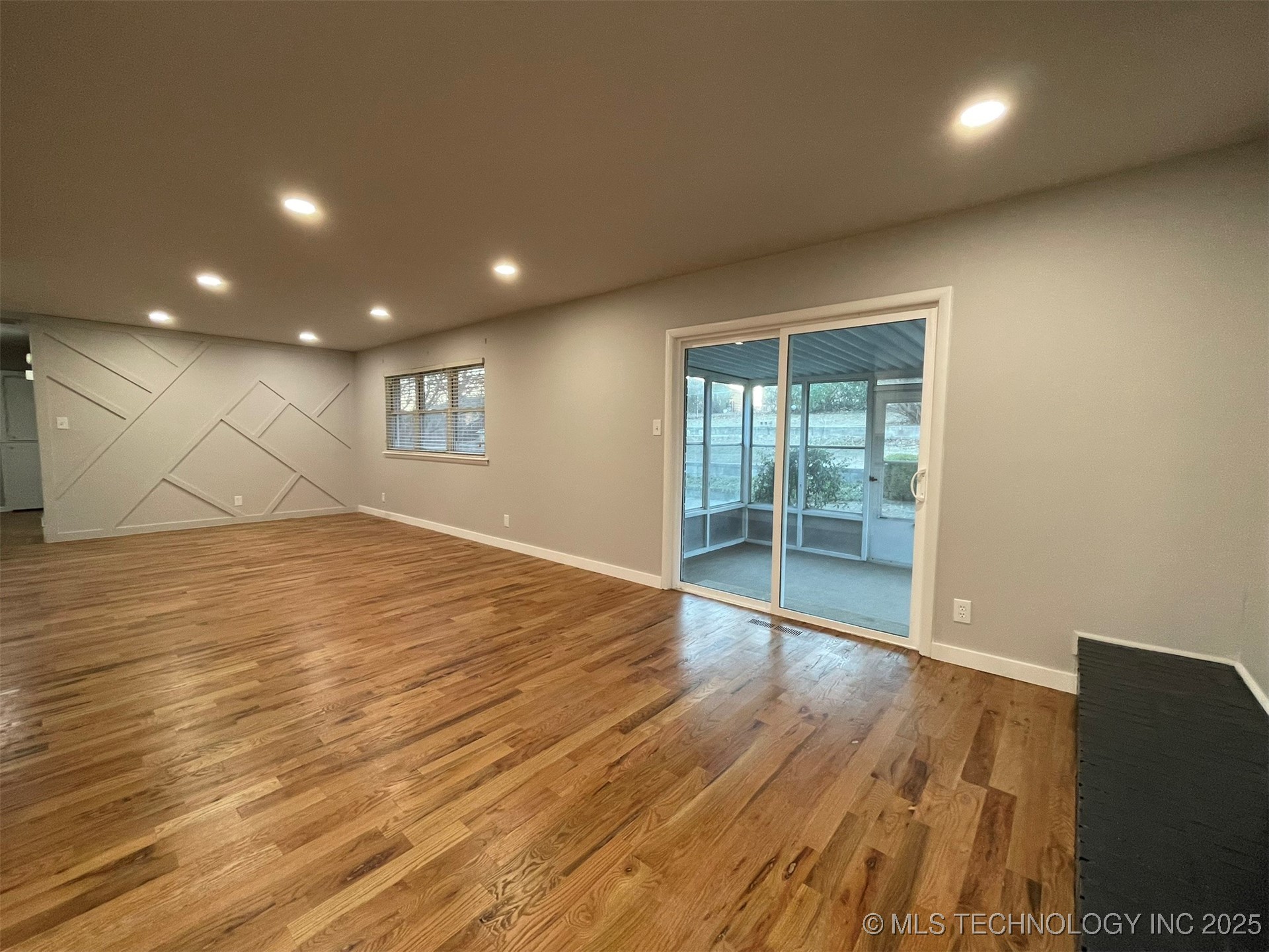 1016 N Cedar Avenue Property Photo 6