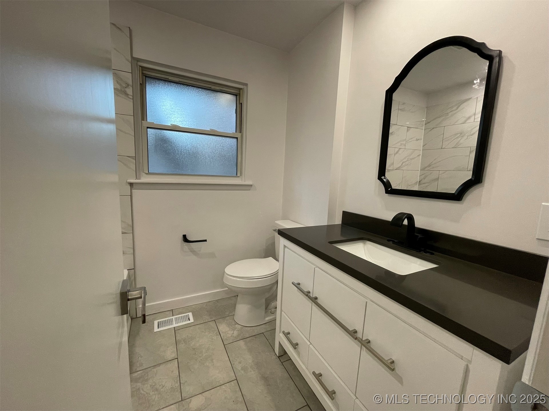 1016 N Cedar Avenue Property Photo 8