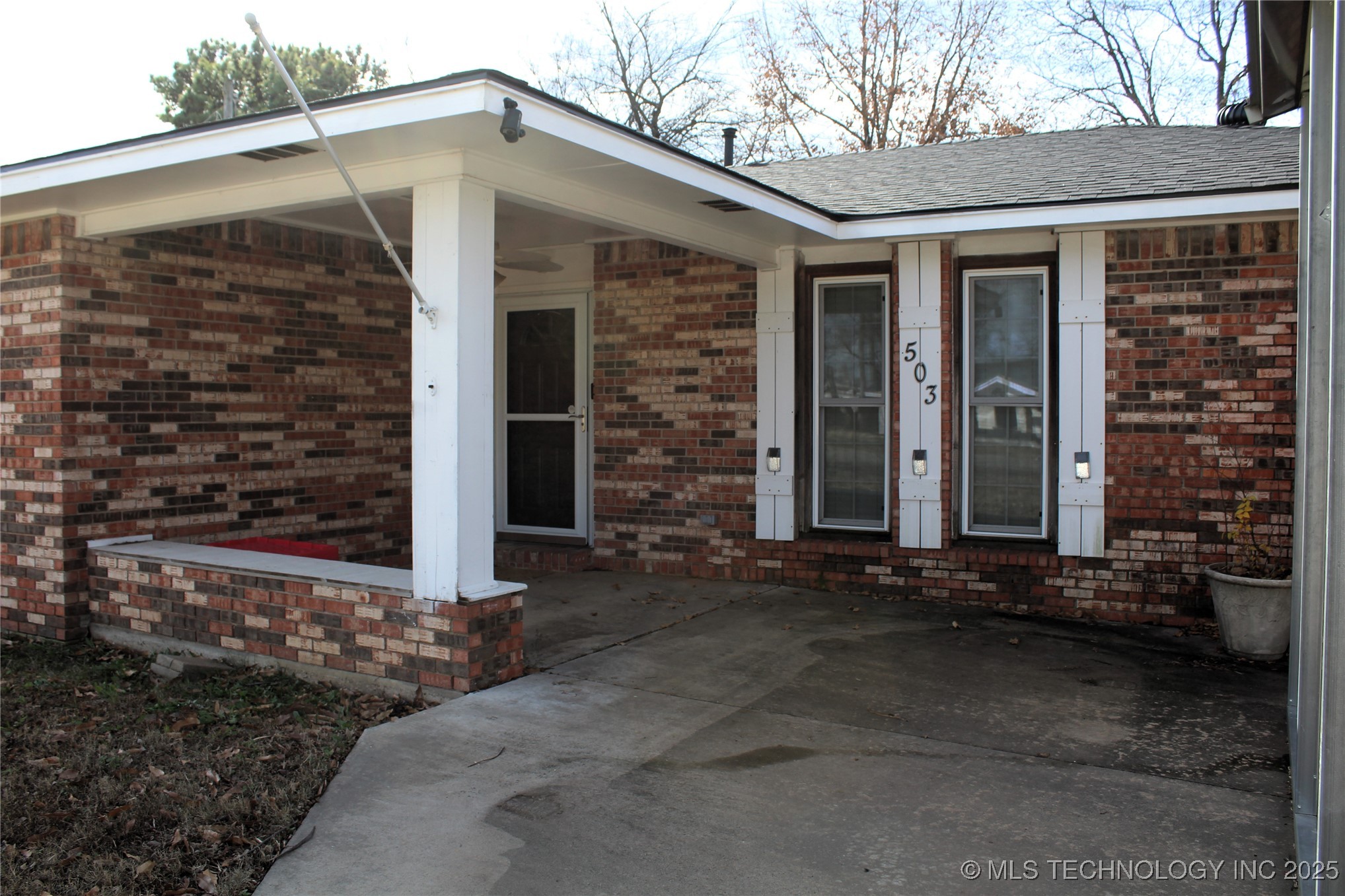 503 W Mccurtain Property Photo 5