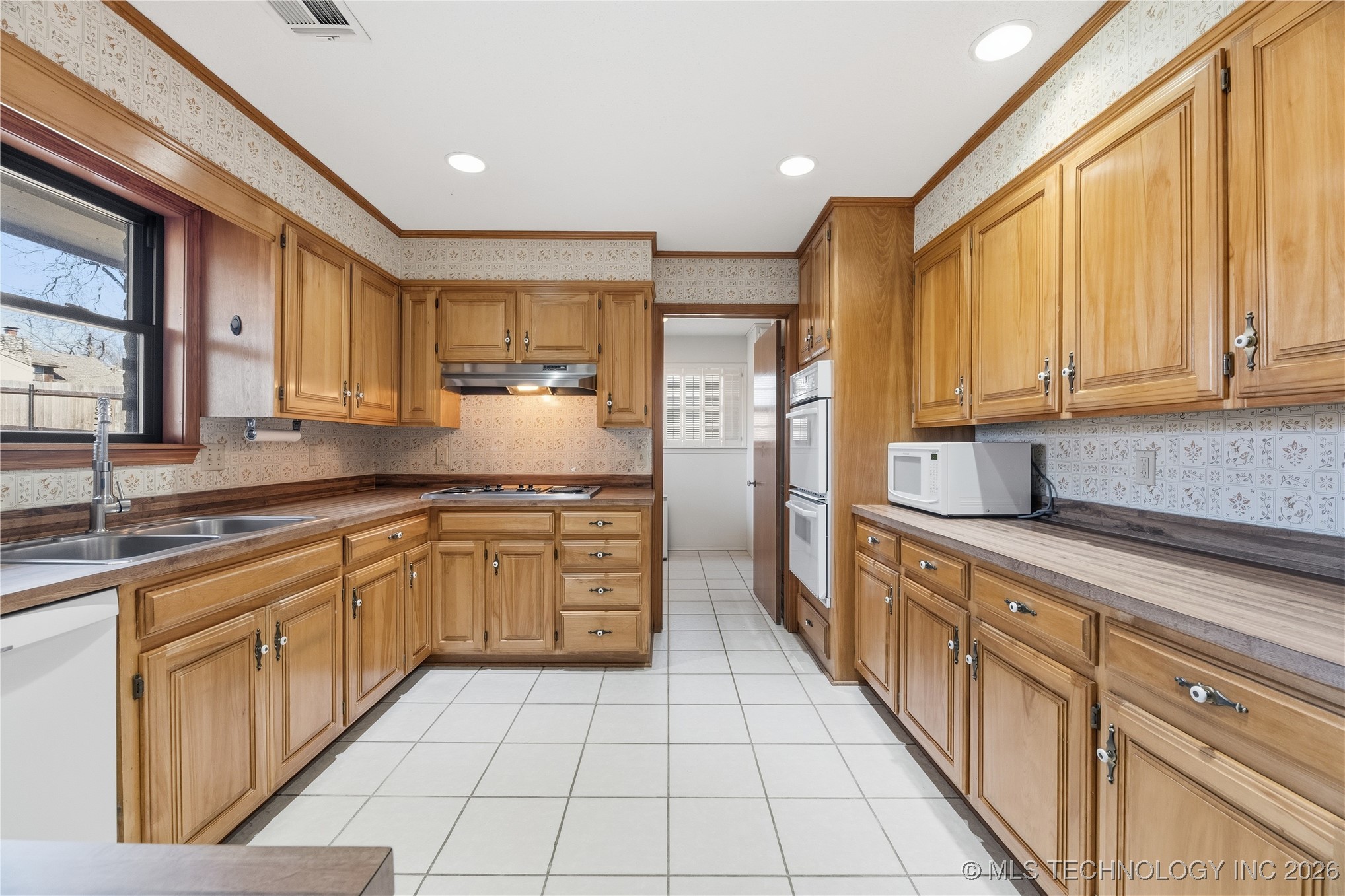 1037 Meadow Drive Property Photo 7