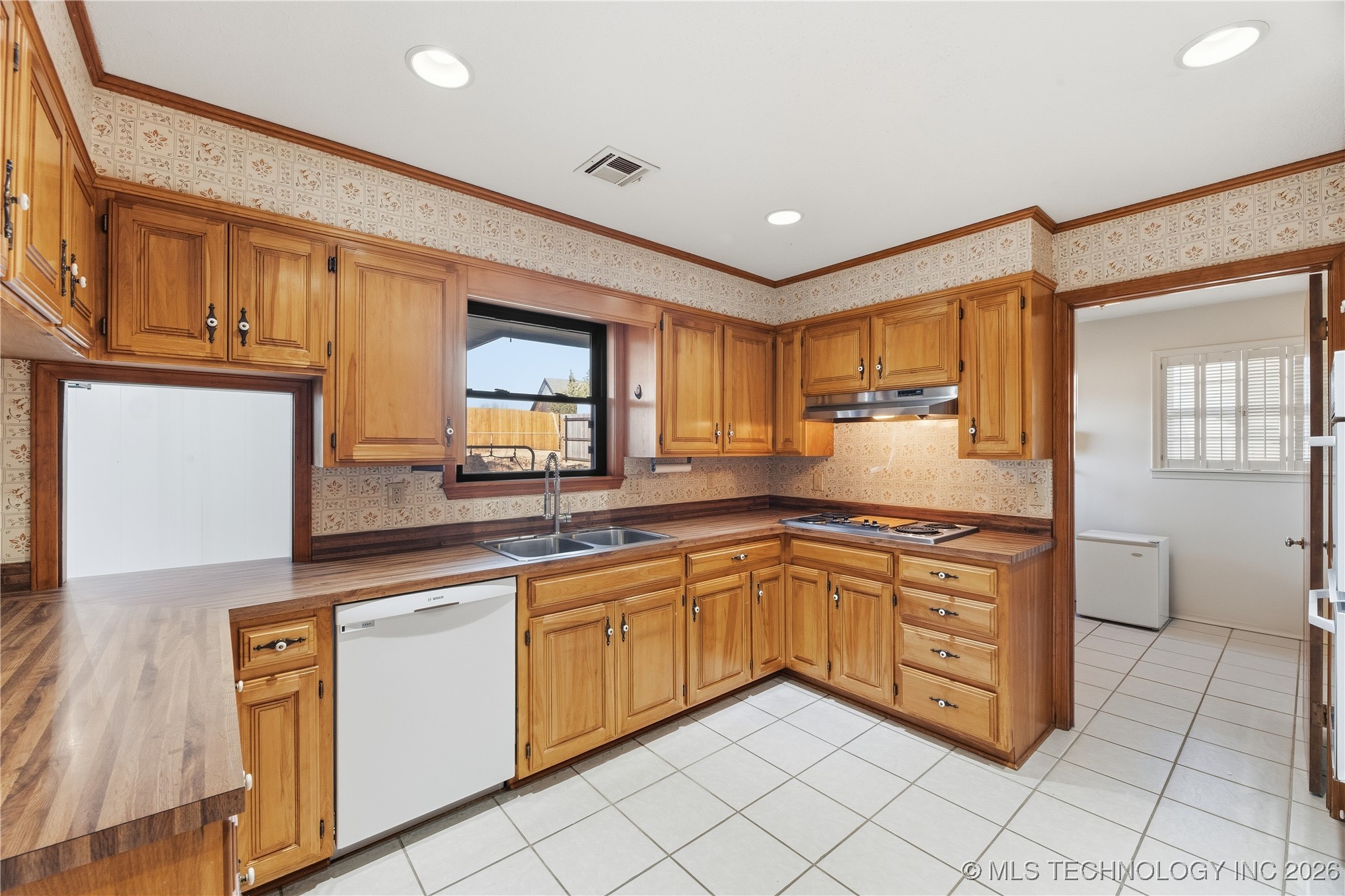 1037 Meadow Drive Property Photo 9