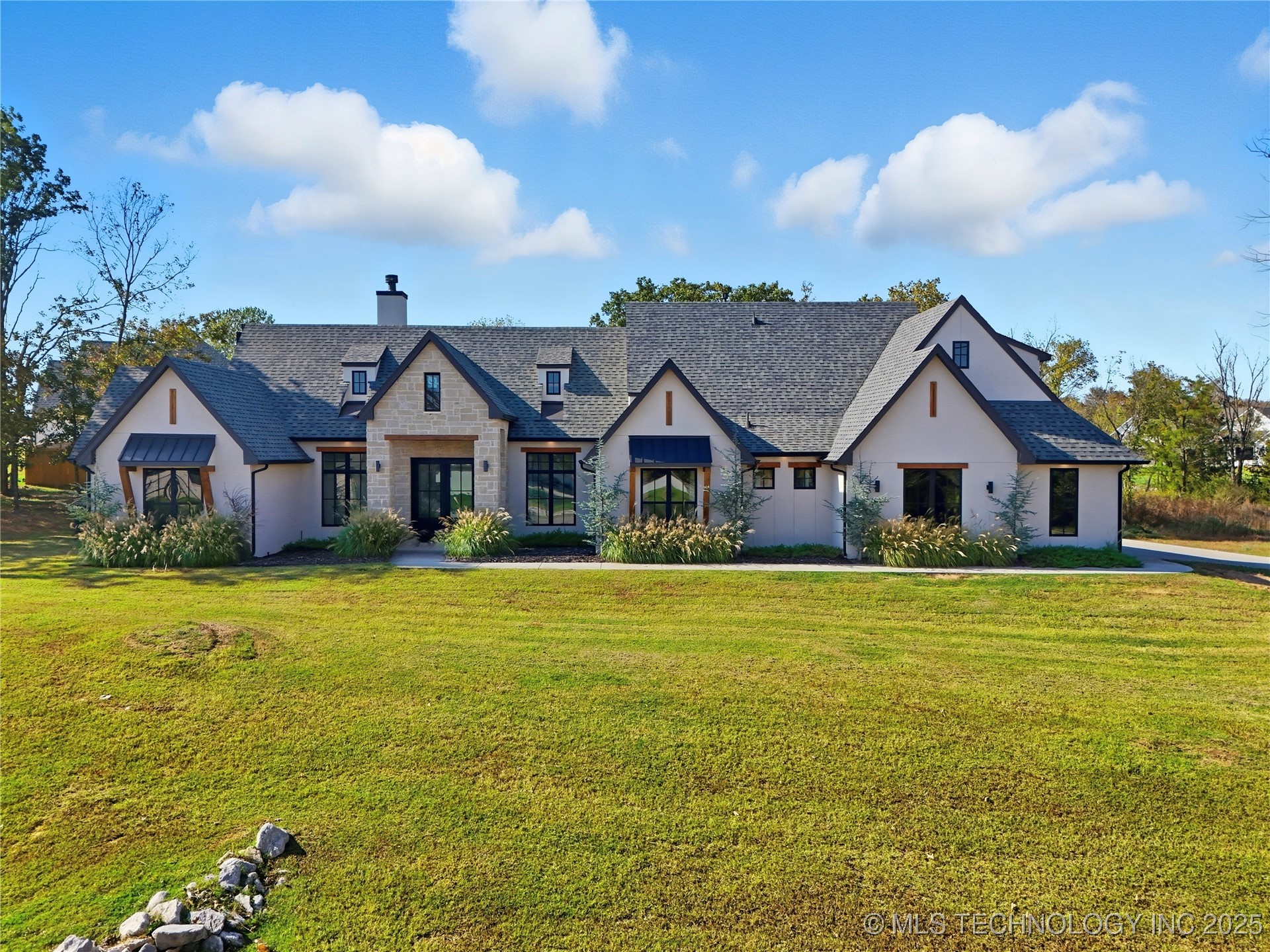 2714 Falls Bend Drive Property Photo 1