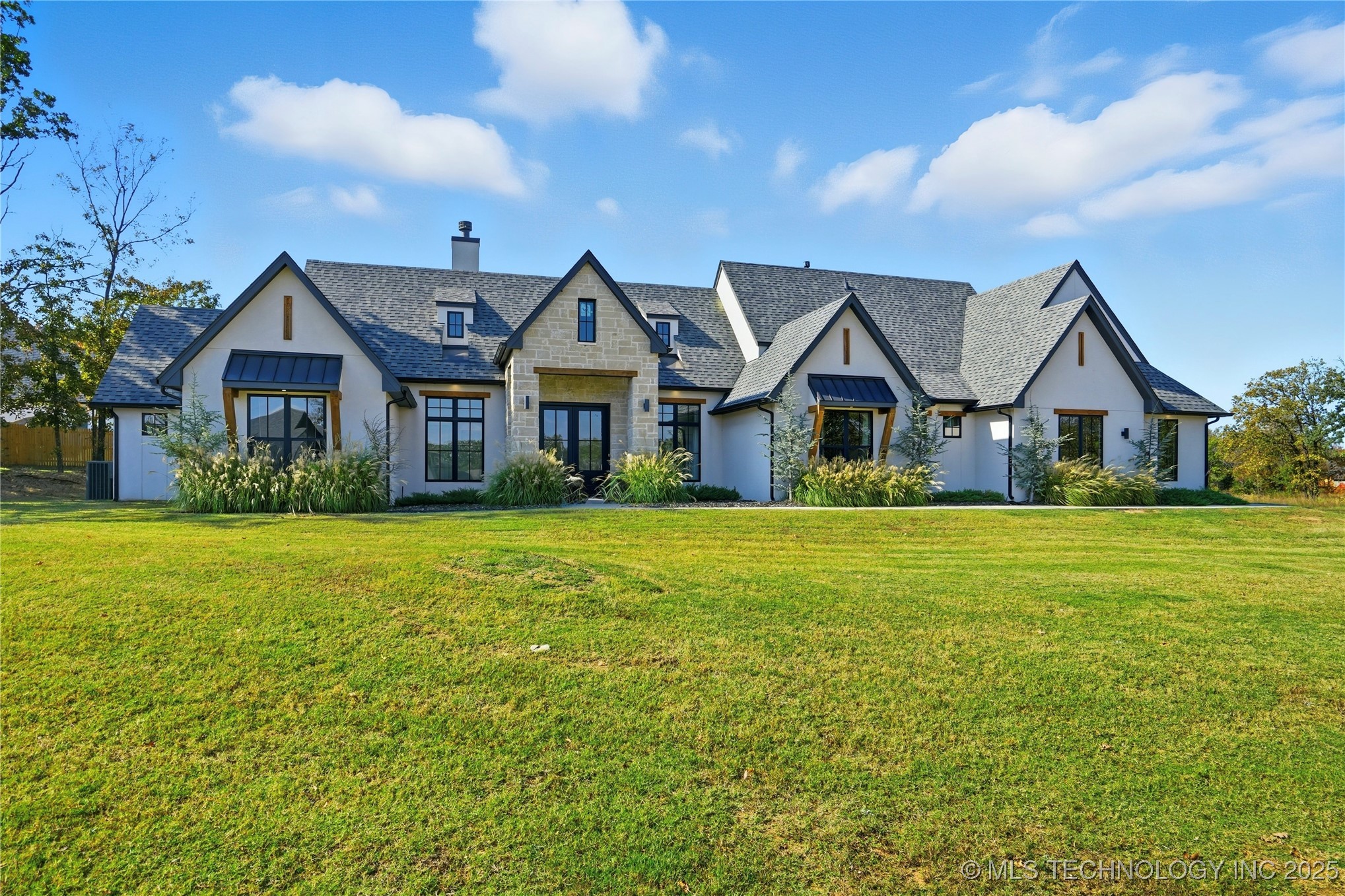 2714 Falls Bend Drive Property Photo 2