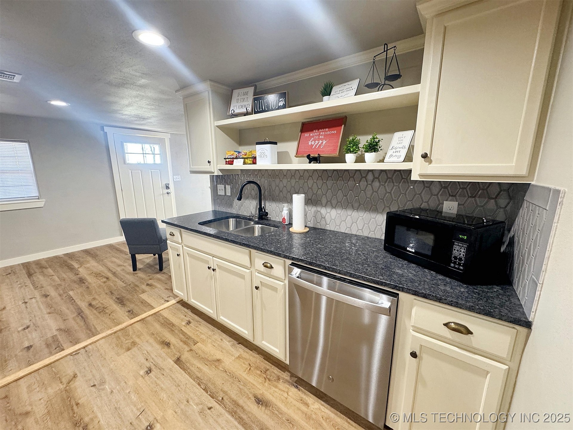 112 W Allen Road Property Photo 24