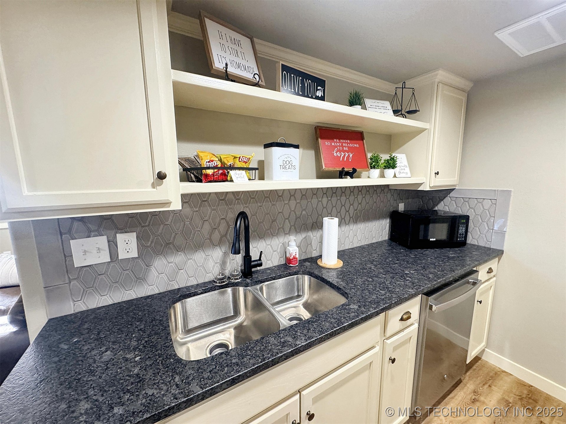 112 W Allen Road Property Photo 26