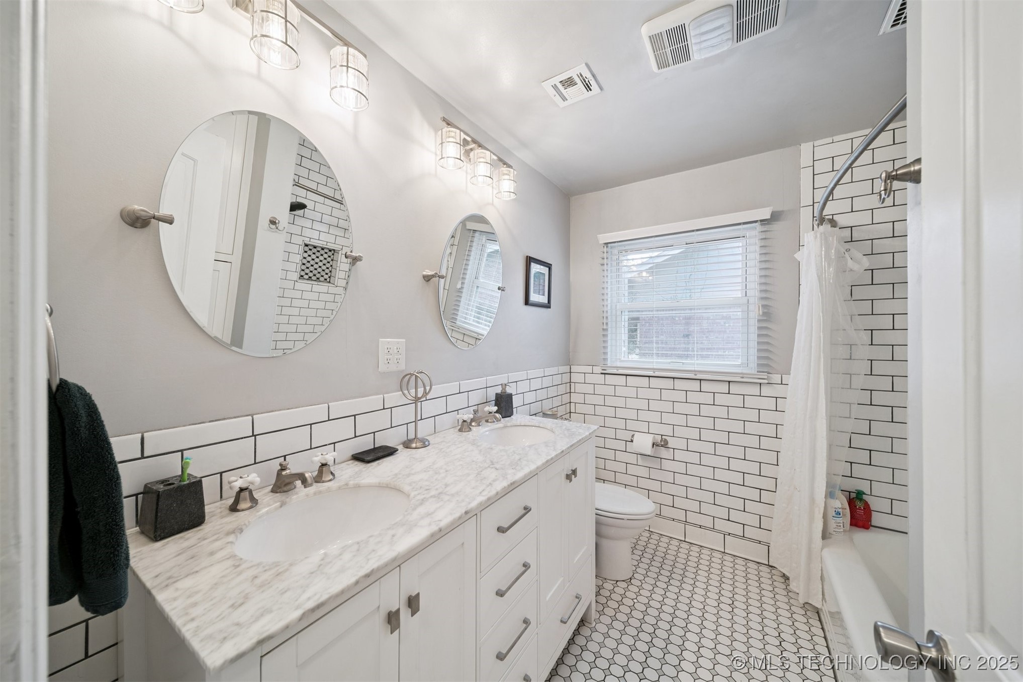 2340 S College Avenue S Property Photo 10