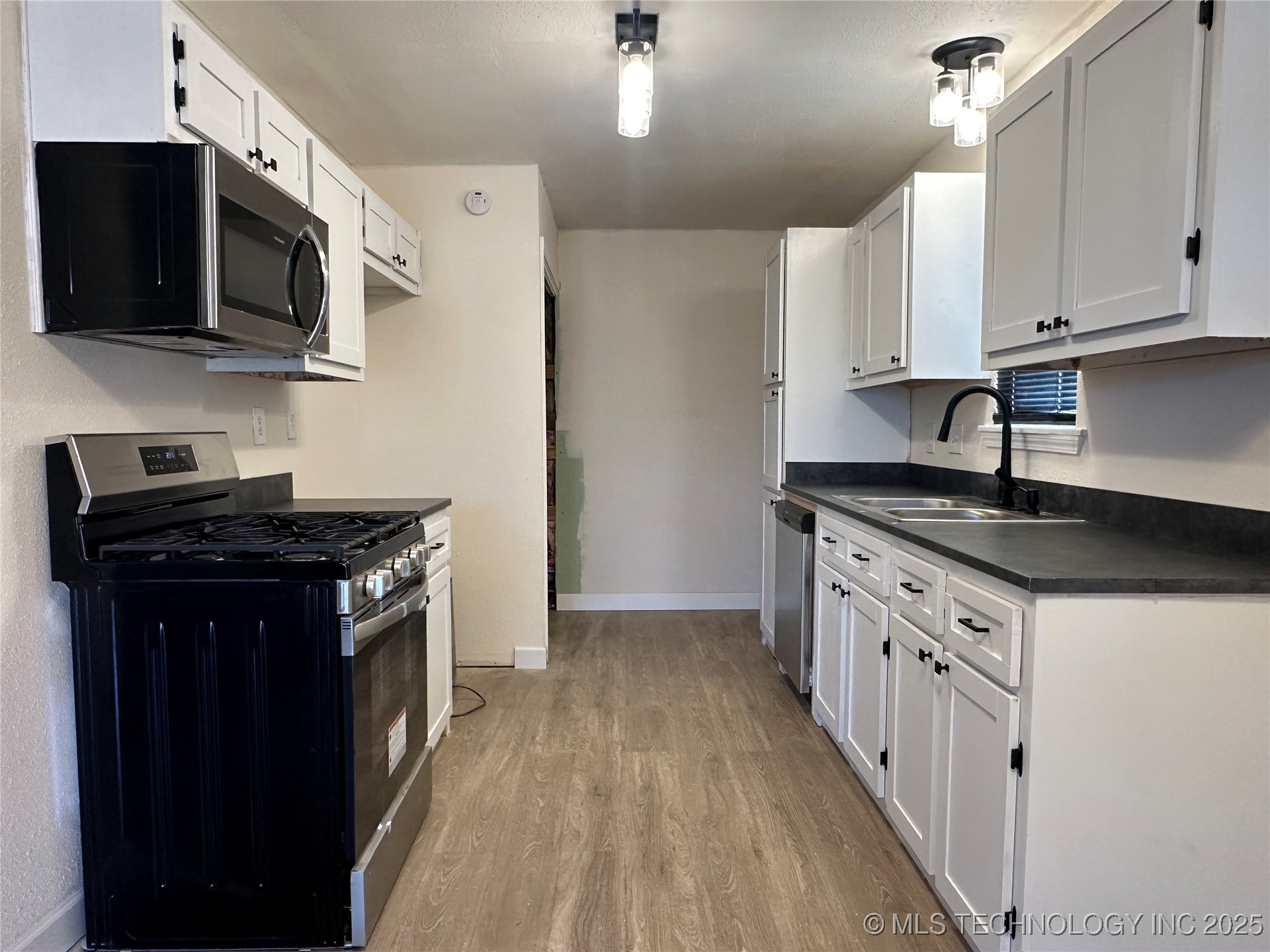 1500 E 3rd Street Property Photo 6