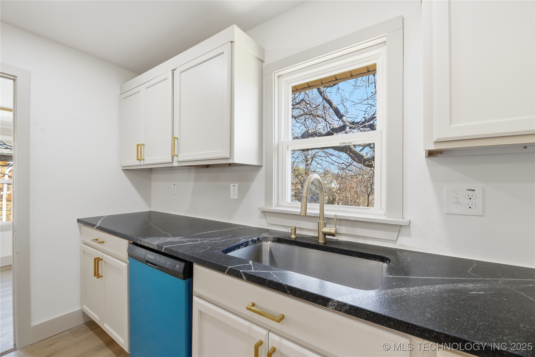 815 N Wilson Avenue Property Photo 9